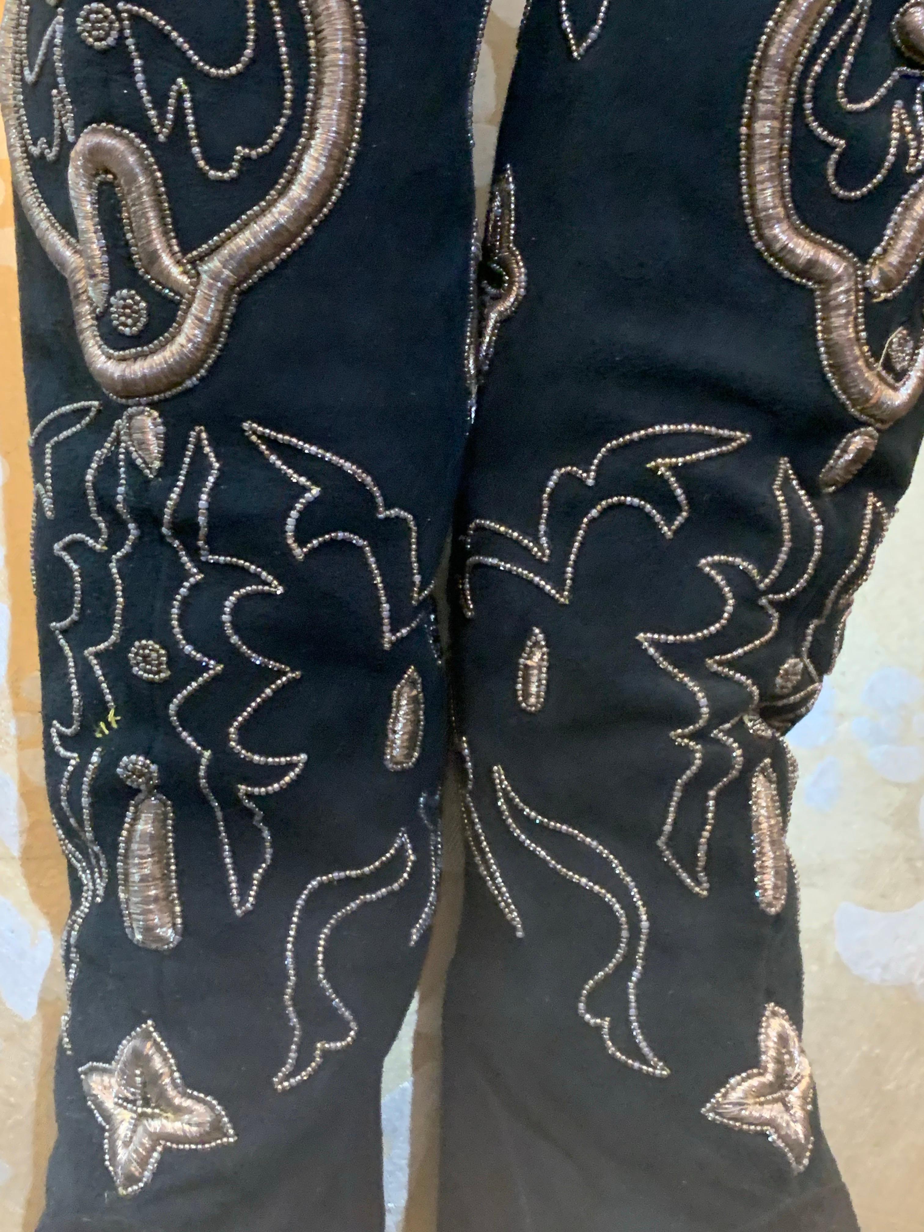 Maison Massaro - Paris Bespoke Oberschenkelhoher Stiefel aus schwarzem Wildleder mit besticktem hohen Absatz im Angebot 1