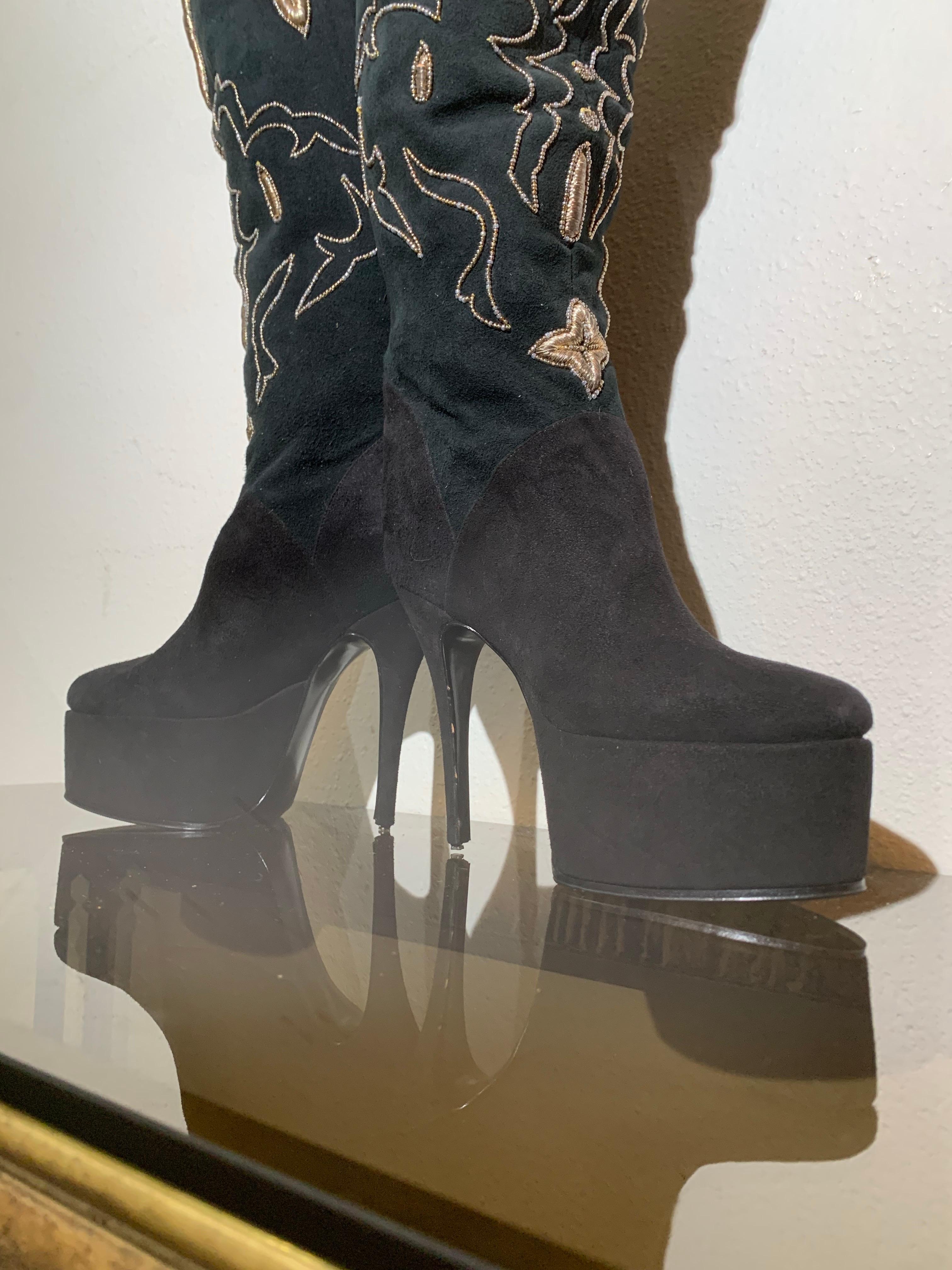Maison Massaro - Paris Bespoke Oberschenkelhoher Stiefel aus schwarzem Wildleder mit besticktem hohen Absatz im Angebot 4