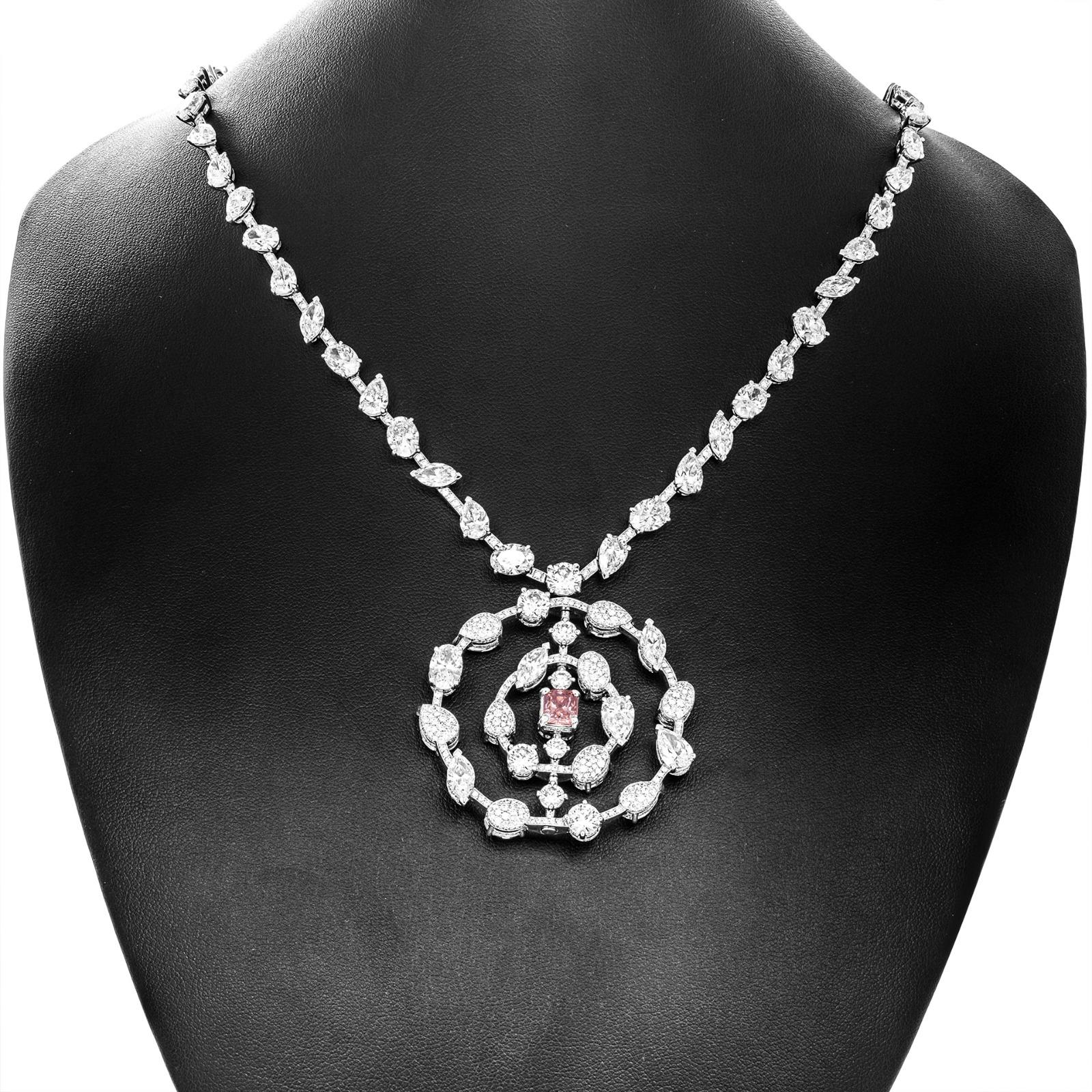 Eine atemberaubende Diamant-Halskette, die von der Fürstin von Monaco während der Princess Grace Awards Night im November 2022 getragen wurde. Der rosa Diamant in der Mitte wurde zu Ehren von Fürstin Grace respektvoll 