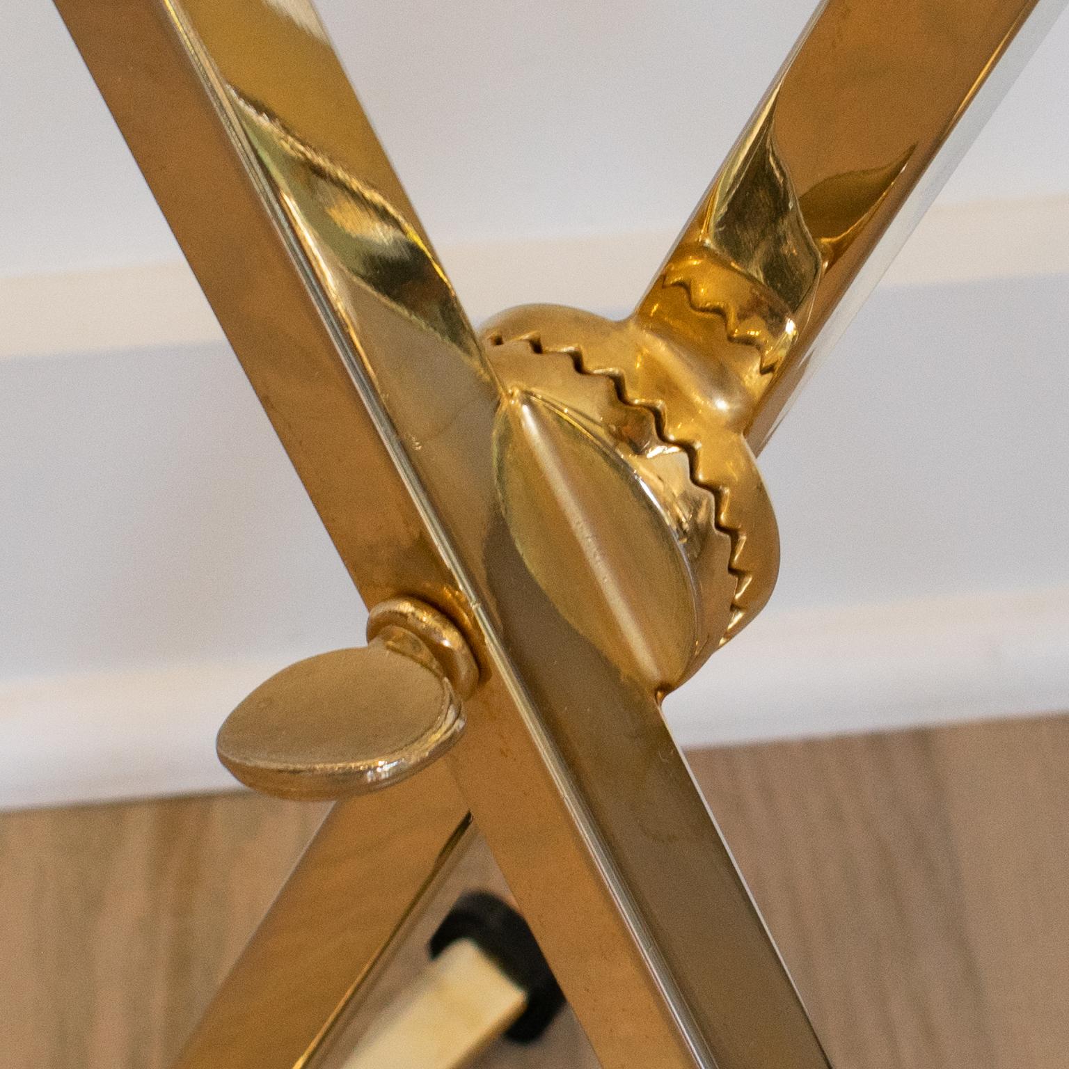 Table à plateau pliante en laiton et lucite de la Maison Mercier, vers 1960 en vente 3