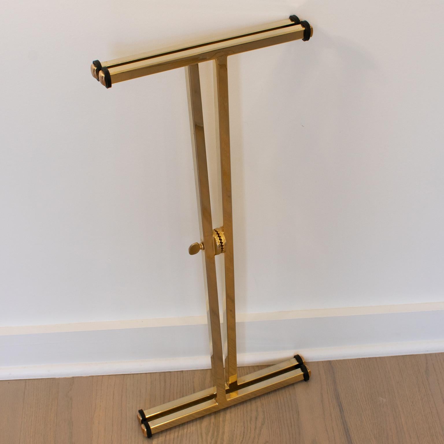 Table à plateau pliante en laiton et lucite de la Maison Mercier, vers 1960 en vente 4