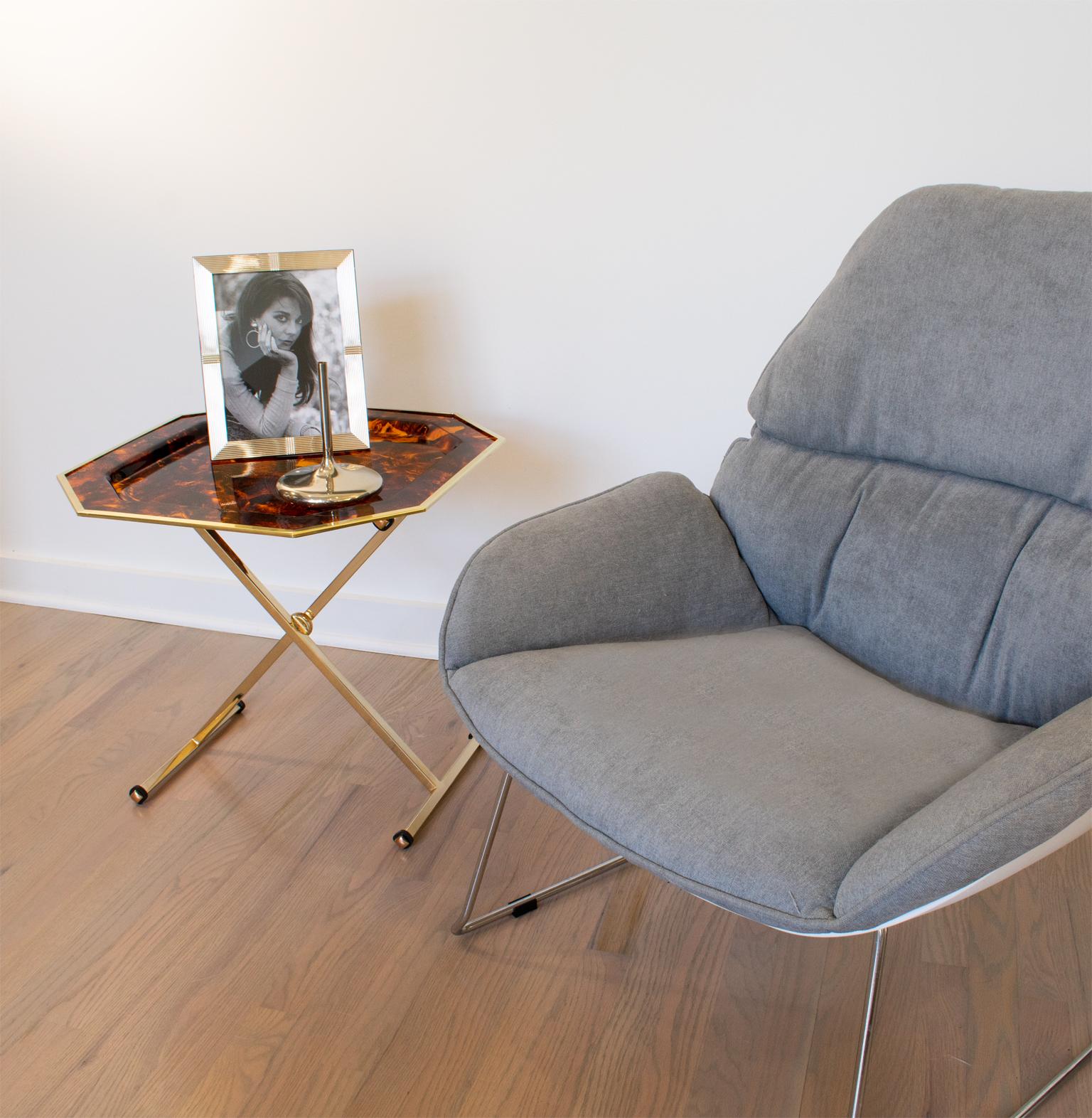 Table à plateau pliante en laiton et lucite de la Maison Mercier, vers 1960 en vente 7