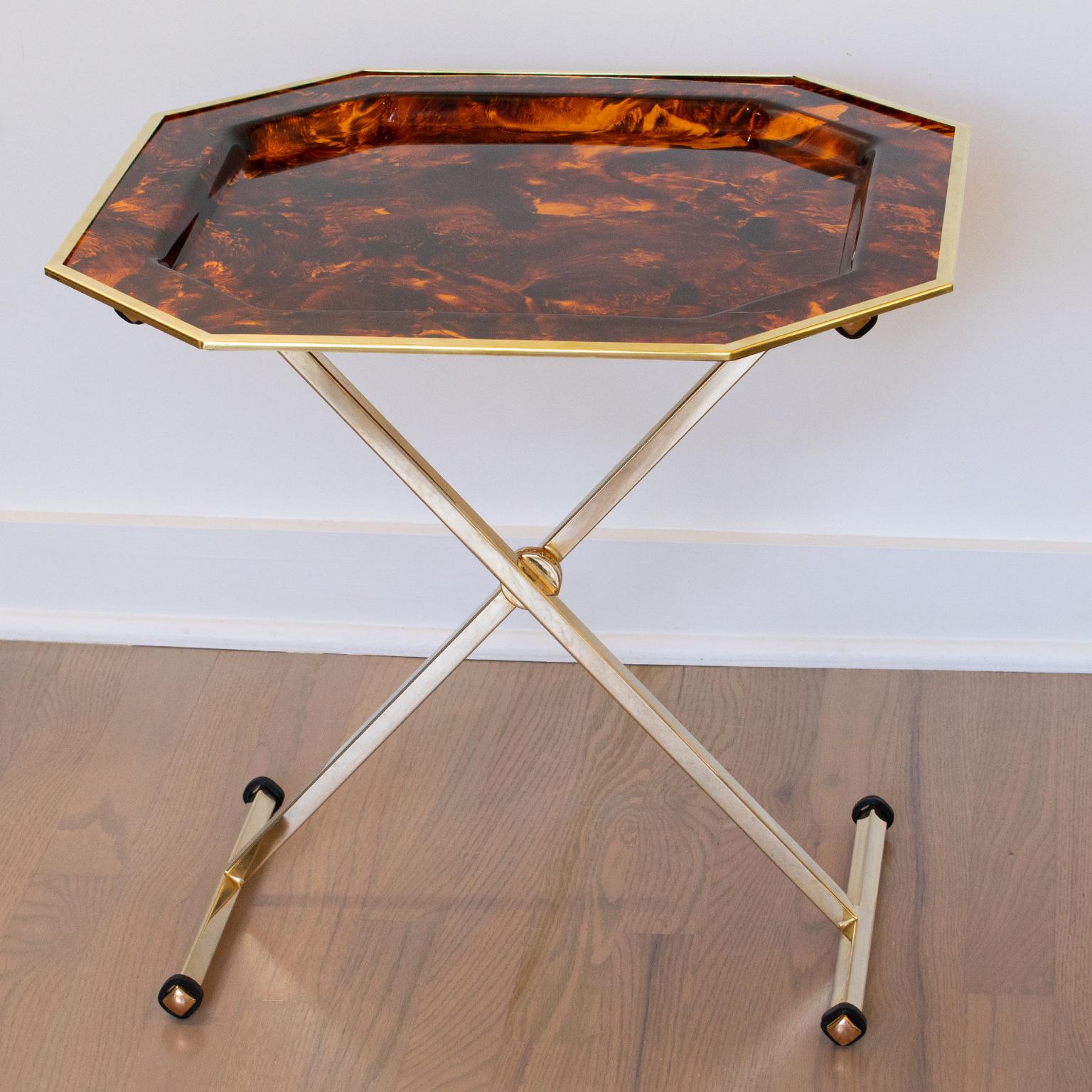 Table à plateau pliante en laiton et lucite de la Maison Mercier, vers 1960 Bon état - En vente à Atlanta, GA