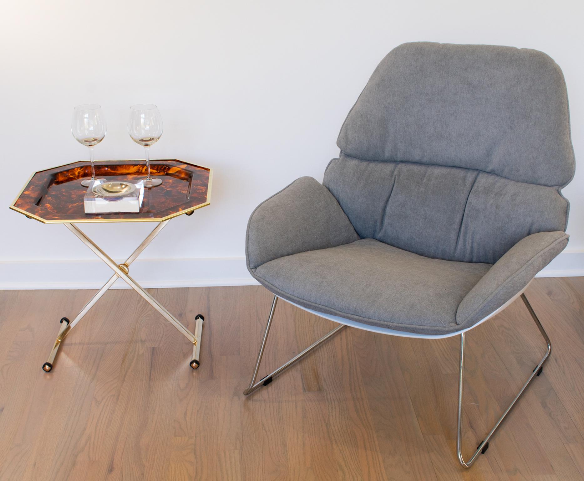Table à plateau pliante en laiton et lucite de la Maison Mercier, vers 1960 en vente 3