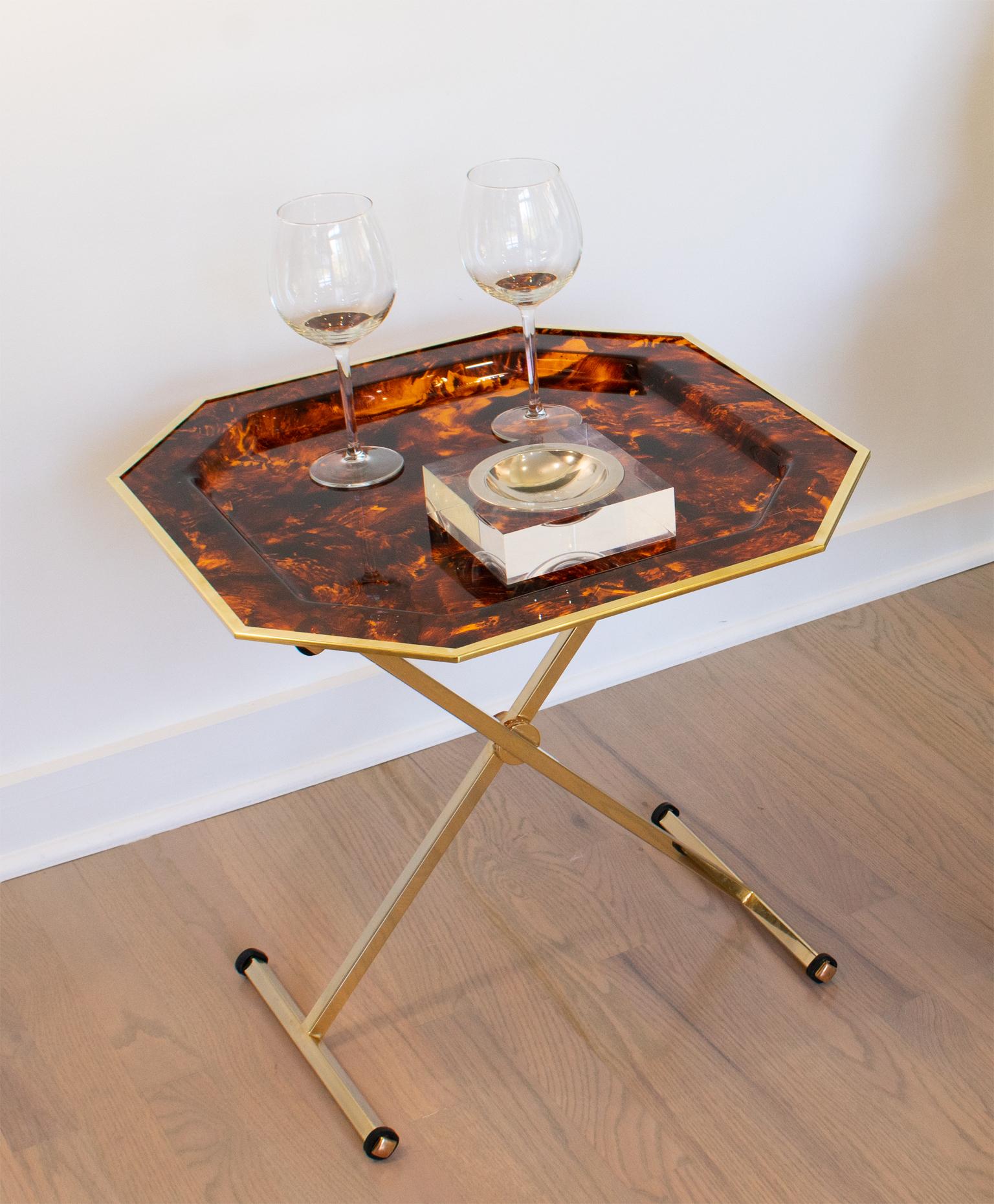 Table à plateau pliante en laiton et lucite de la Maison Mercier, vers 1960 en vente 4