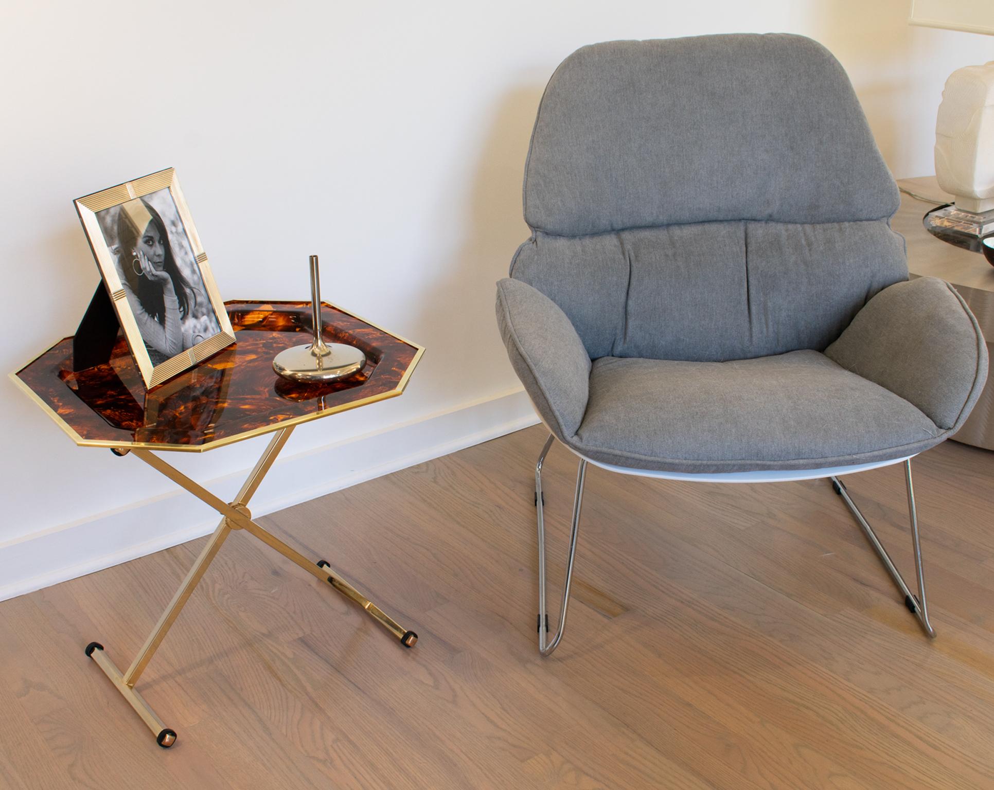 Table à plateau pliante en laiton et lucite de la Maison Mercier, vers 1960 en vente 5