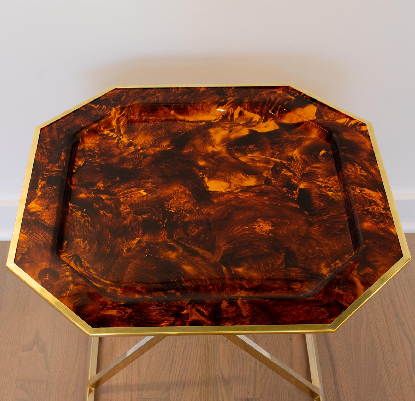 Français Table à plateau pliante en laiton et lucite de la Maison Mercier, vers 1960 en vente