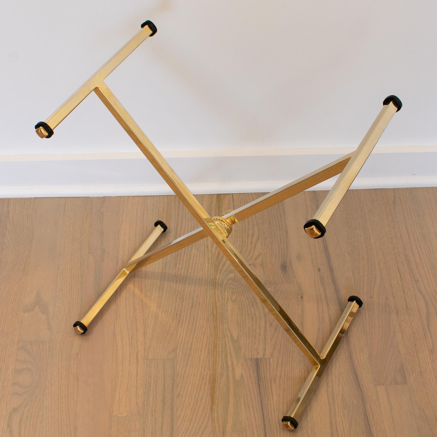 Milieu du XXe siècle Table à plateau pliante en laiton et lucite de la Maison Mercier, vers 1960 en vente