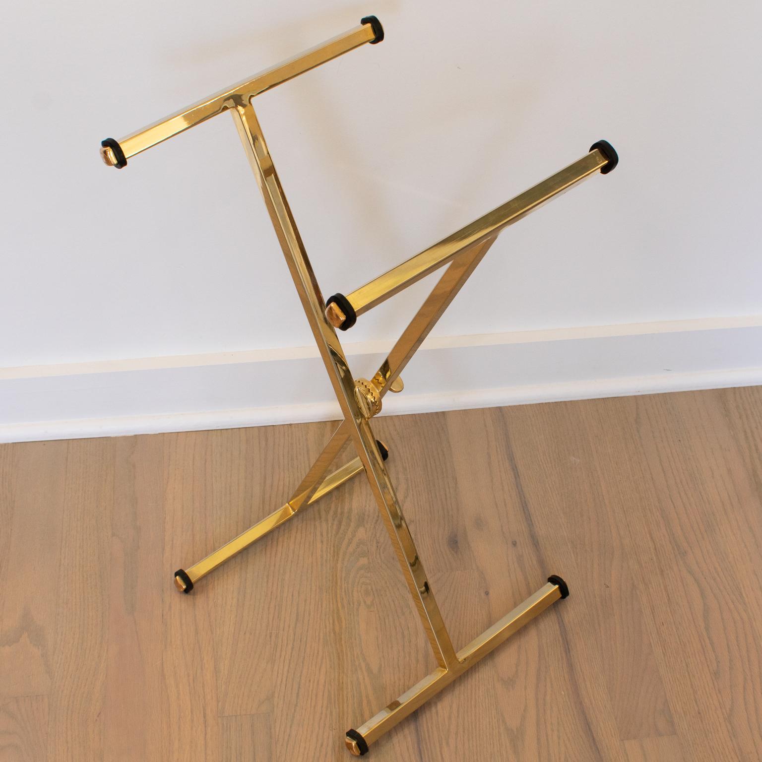 Métal Table à plateau pliante en laiton et lucite de la Maison Mercier, vers 1960 en vente