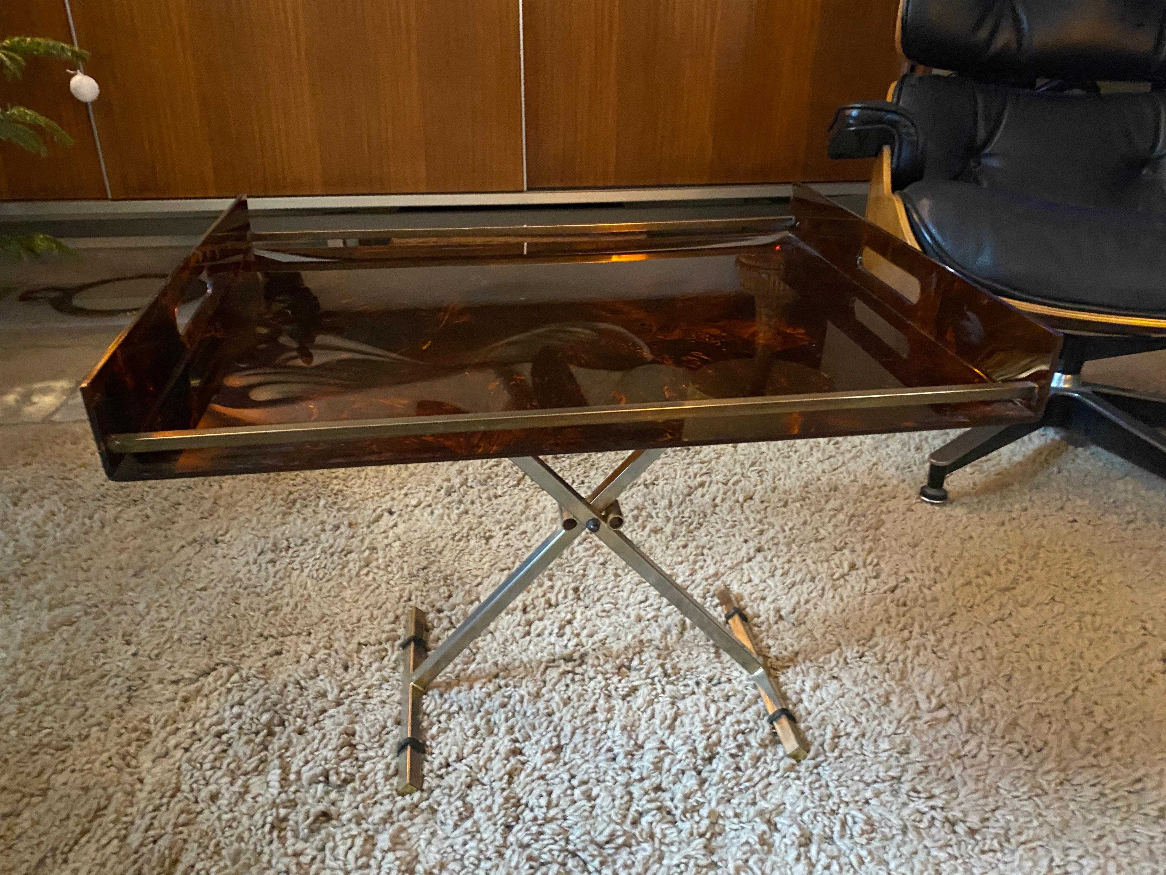 Maison Mercier Paris folding table in tortoise shell lucite and brass, 1970 In Good Condition For Sale In Saint Rémy de Provence, FR