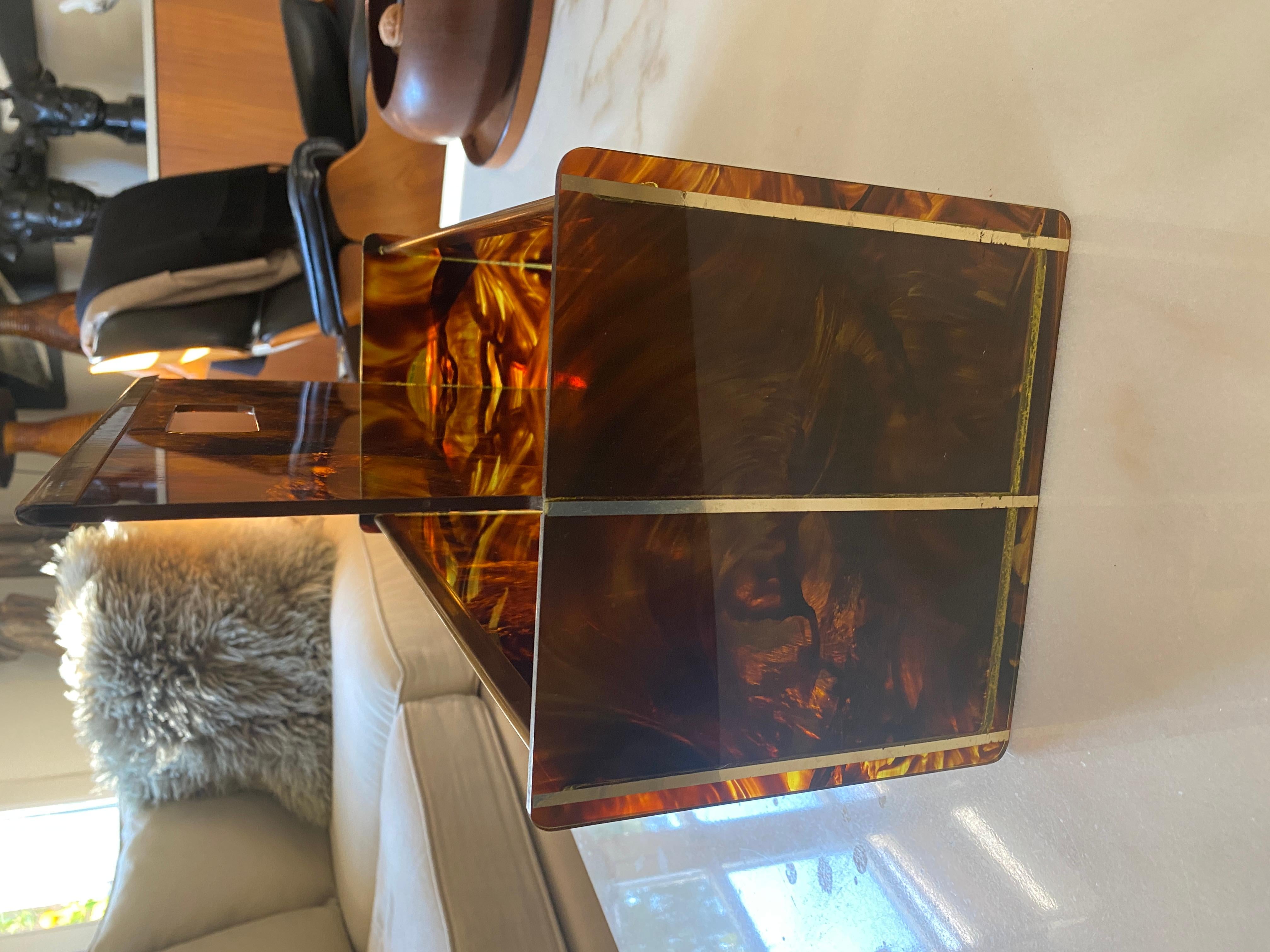 Maison Mercier Paris Magazine Rack in Tortoise Shell Lucite and Brass, 1970 In Good Condition For Sale In Saint Rémy de Provence, FR