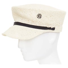 Maison Michel Gorra Abbey Sailor de rafia en color beige claro con el logotipo MM y cinta negra, talla M