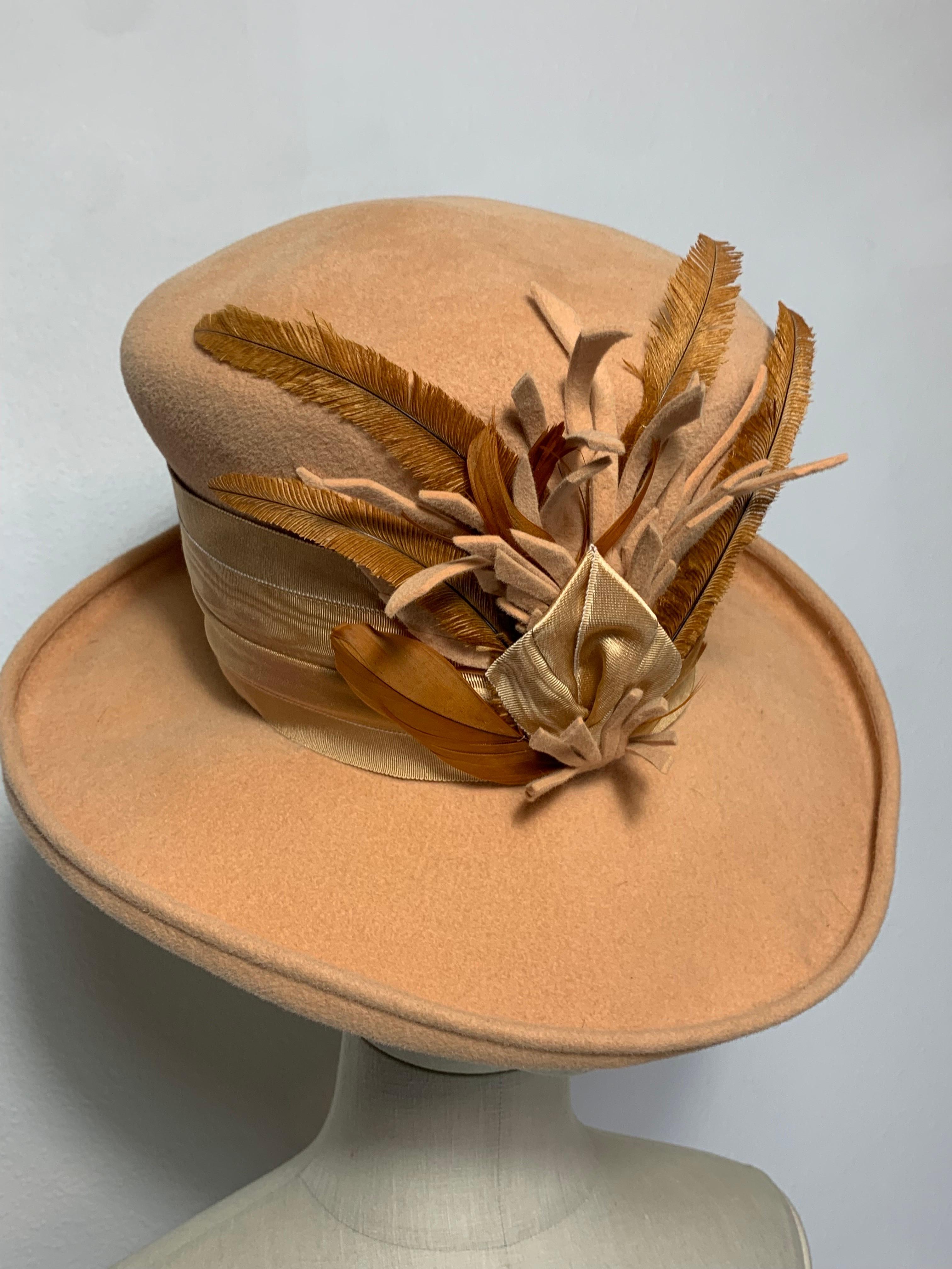 Maison Michel Apricot Filz Hut mit hohem Oberteil und großem Federsprüh- und gestreiftem Band im Angebot 6