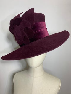Maison Michel Aubergine Cappello in feltro a tesa media con fiore abbinato e fascia in velluto