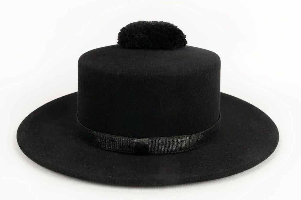 Maison Michel -Black felt hat with a pompom. Size indicated M.

Additional information: 
Dimensions: Head size: 55 cm
Condition: Very good condition
Seller Ref number: CHP33