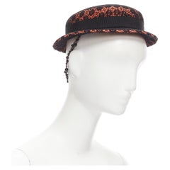 MAISON MICHEL - Chapeau fedora en dentelle à fleurs noires et feutre orange avec chaîne en perles noires 