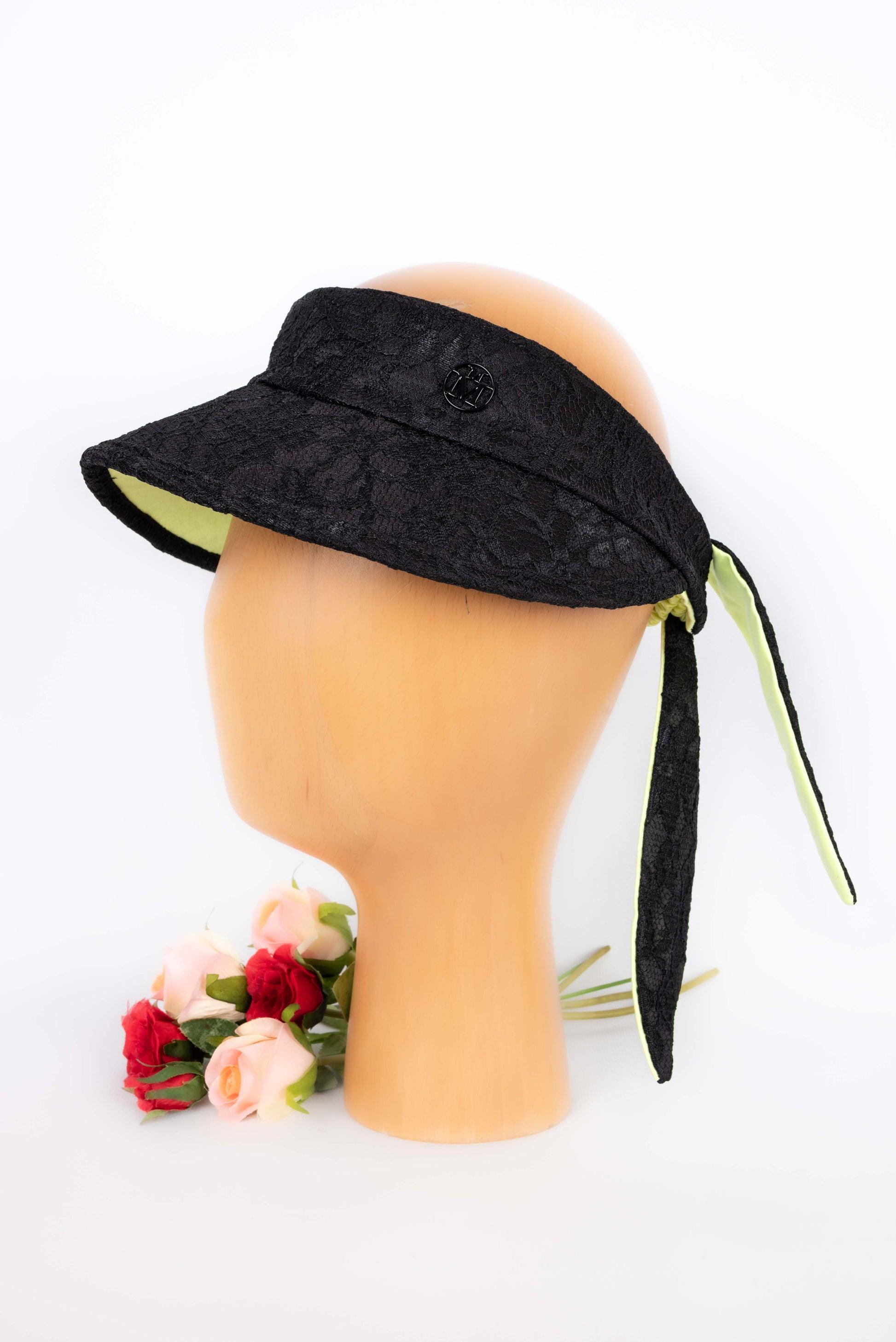 Maison Michel - Eyeshade in black lace and neon inside.

Additional information:
Condition: Very good condition
Dimensions: Head circumference: about 58 cm

Seller Reference: CHP24