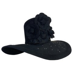 Maison Michel Cappello nero a tesa larga in feltro a corona alta con borchie e fiori di Camelia