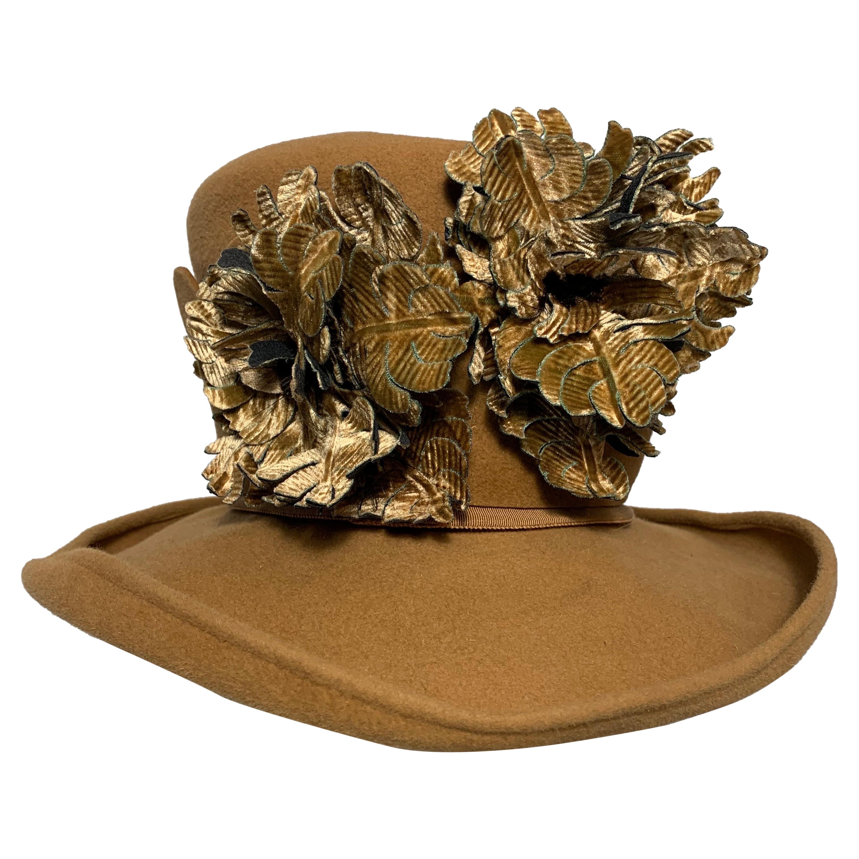 Chapeau haut Maison Michel en feutre caramel orné de feuilles de soie et d'une bande festonnée
