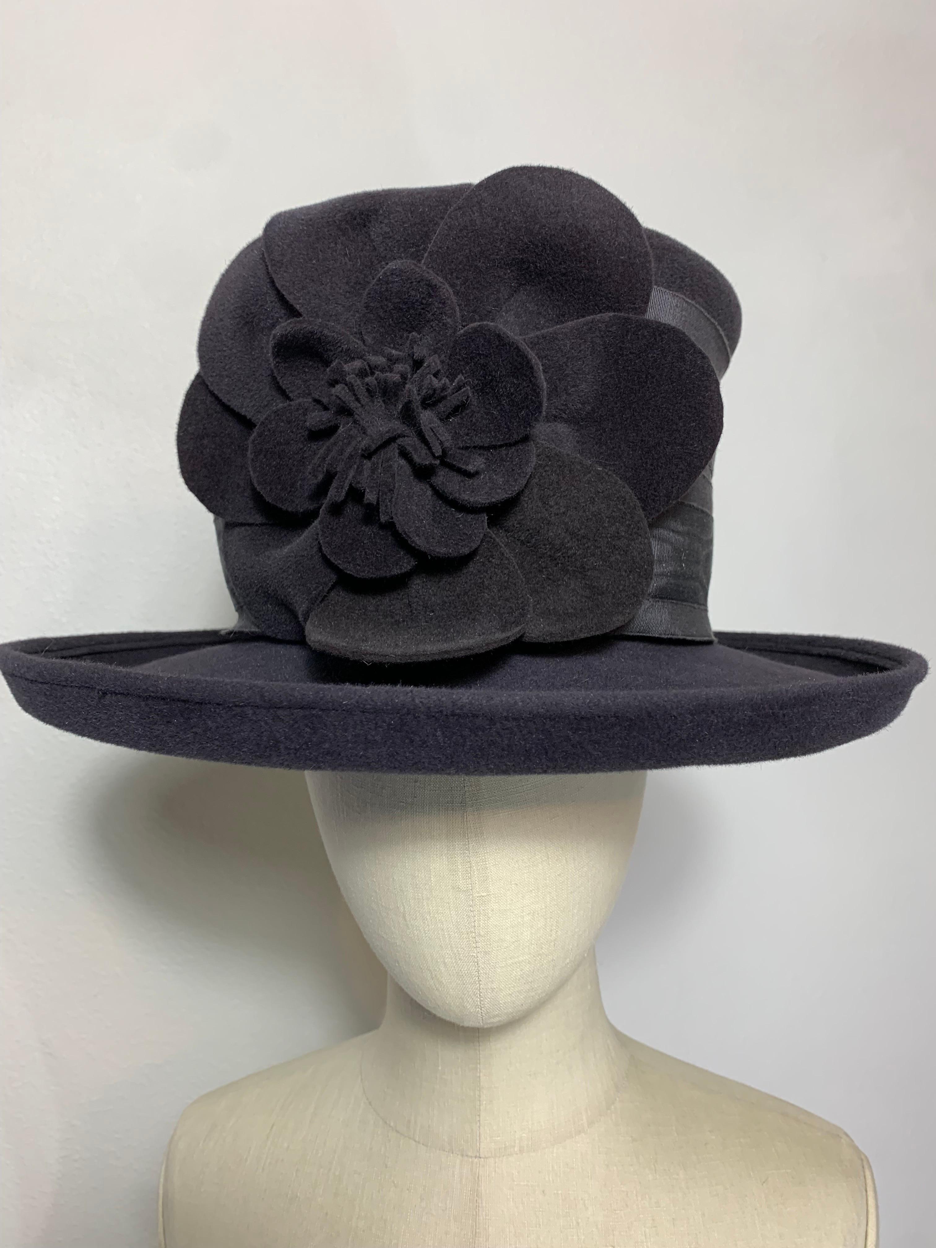 Maison Michel Autumn/Winter Short Brim Charcoal Fur Felt  Beautifully Blocked High Top Hat with Matching Flower and Wide Moiré Grosgrain Band: Unlabeled, with attached combs for securing. Size 6 7/8 Medium. Made in France. 

Please visit our 1stDibs