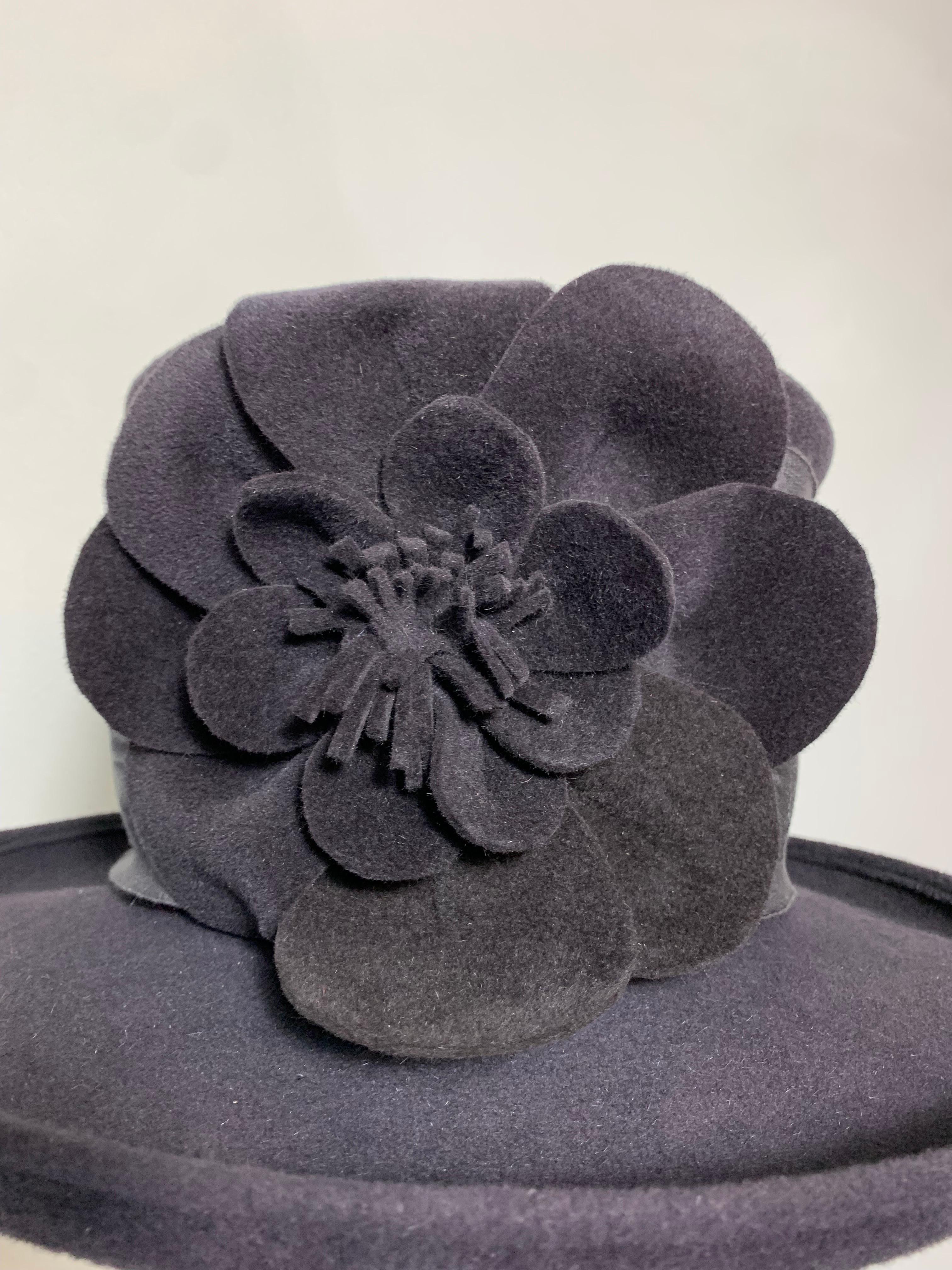 Maison Michel Charcoal Short Brim Tall Crown Fur Felt Hat w Flower & Moiré Band In Excellent Condition For Sale In Gresham, OR