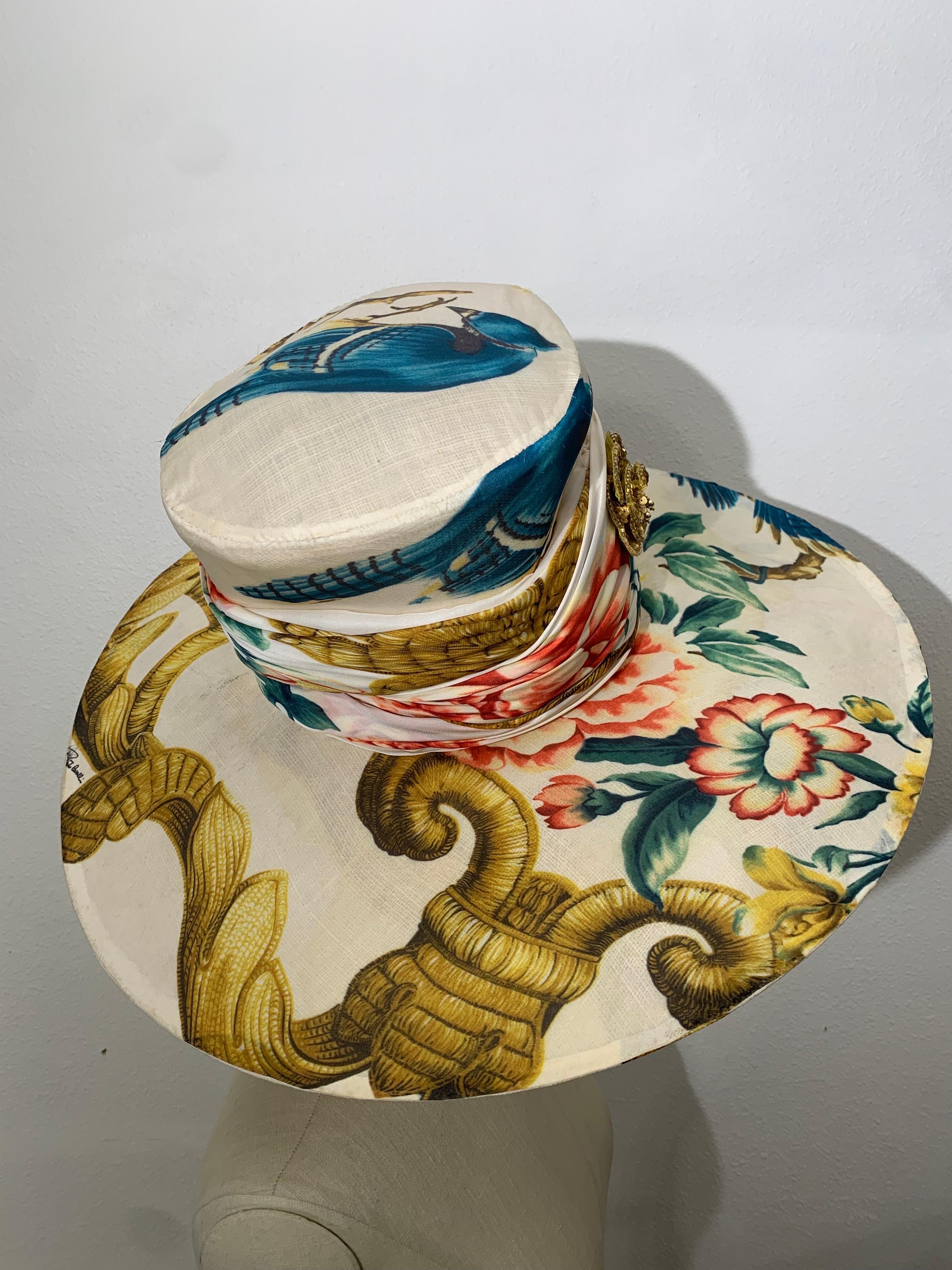 Maison Michel Custom Huge Summer Hat in Roberto Cavalli Floral Print Fabric: Ein sensationeller Organzadruck im klassischen Cavalli-Stil mit rosa Blumen, blauen Häherchen und goldenen Schnörkeln auf cremefarbenem Hintergrund. Der gleiche Stoff wird