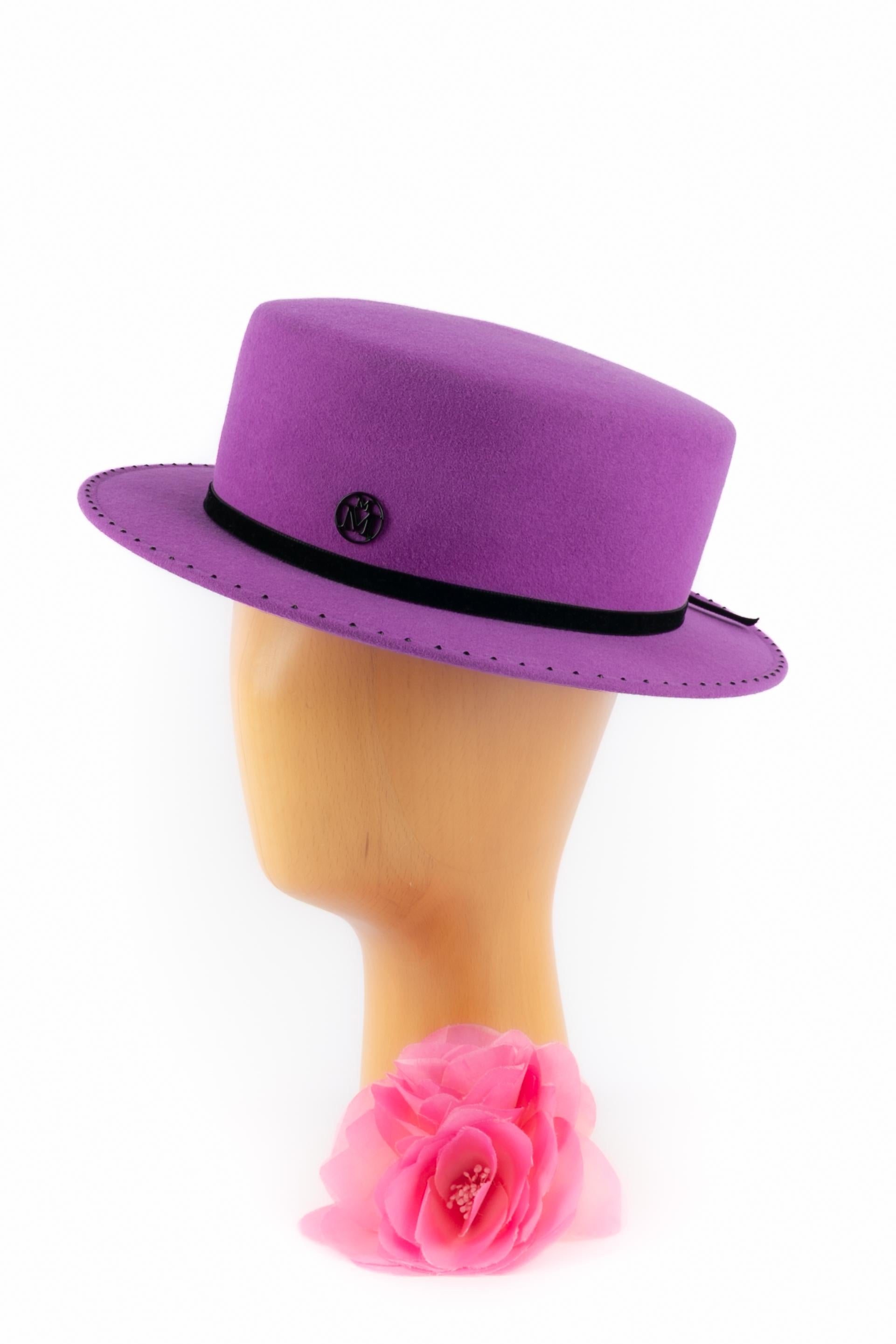 Maison Michel - (Made in France) Cappello in feltro di coniglio viola bordato di strass e con un nastro di velluto nero. È indicata la taglia M.

Condizioni:
Ottime condizioni

Dimensioni:
Circonferenza della testa: 55 cm

SKU:CHP48