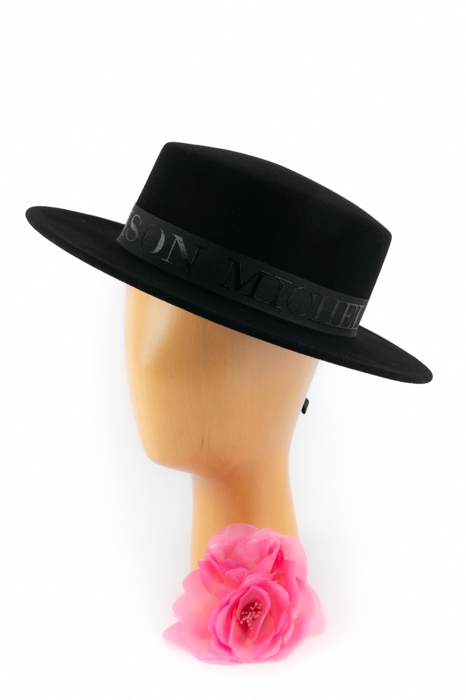 Maison Michel - (Made in Spagna) Cappello in lana nera simile al feltro. Indica la taglia L.

Condizioni:
Ottime condizioni

Dimensioni:
Circonferenza della testa: 59 cm

SKU:CHP37