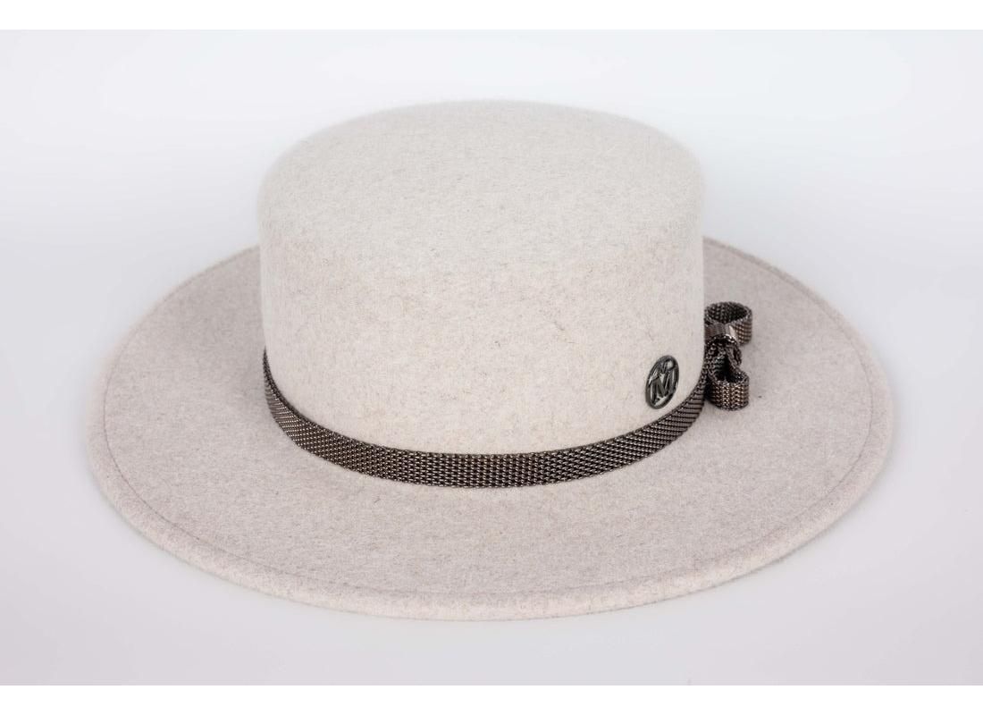 Maison Michel - Hat in grey felt with a chain in silver-plated metal. Size S.

Additional information:
Condition: Very good condition
Dimensions: Head circumference: 54 cm

Seller Reference: CHP53