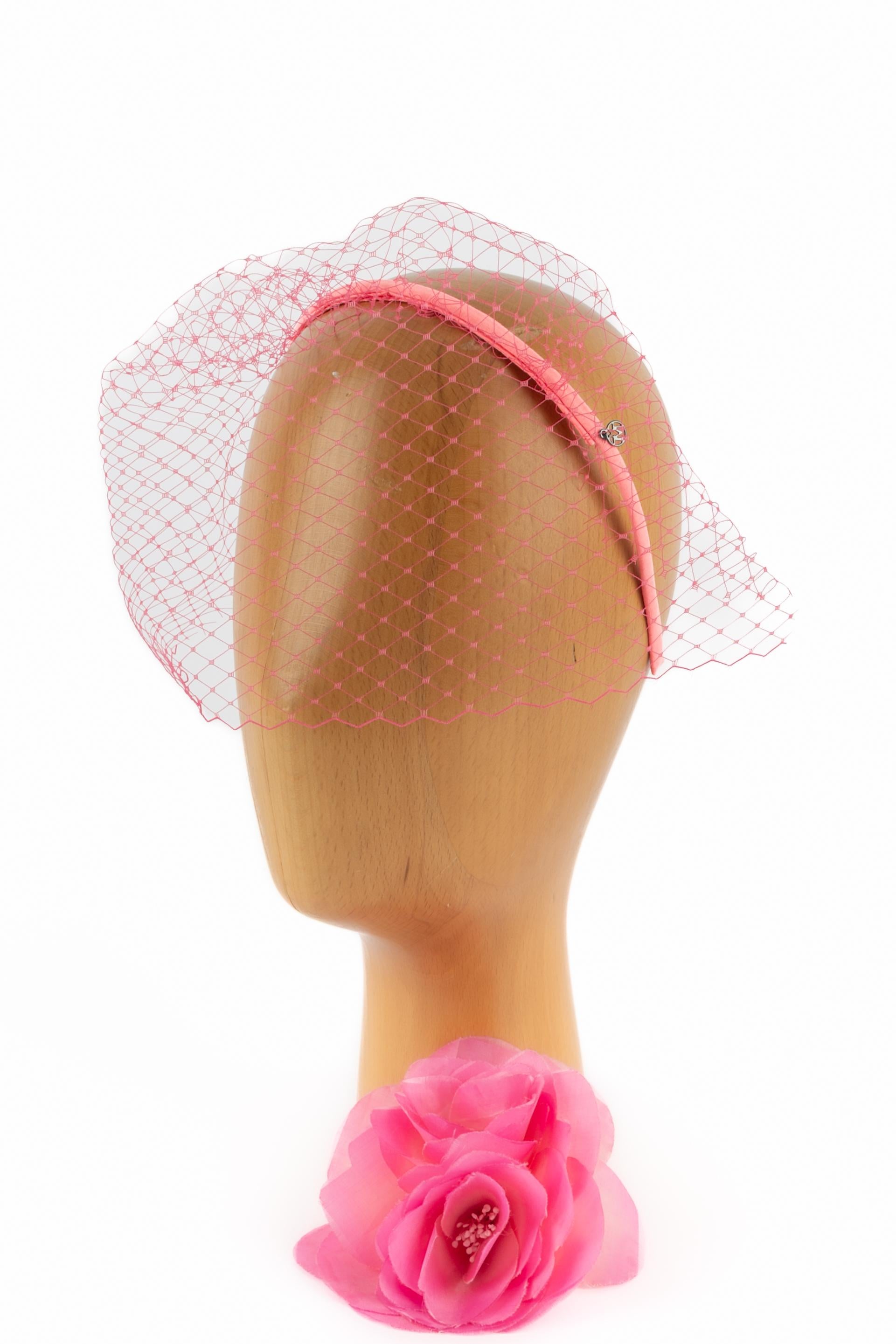 MAISON MICHEL - Pink headband ornamented with a pink fishnet veil.

Condition:
Very good condition

Dimensions:
Head circumference: 36 cm

SKU:CHP64