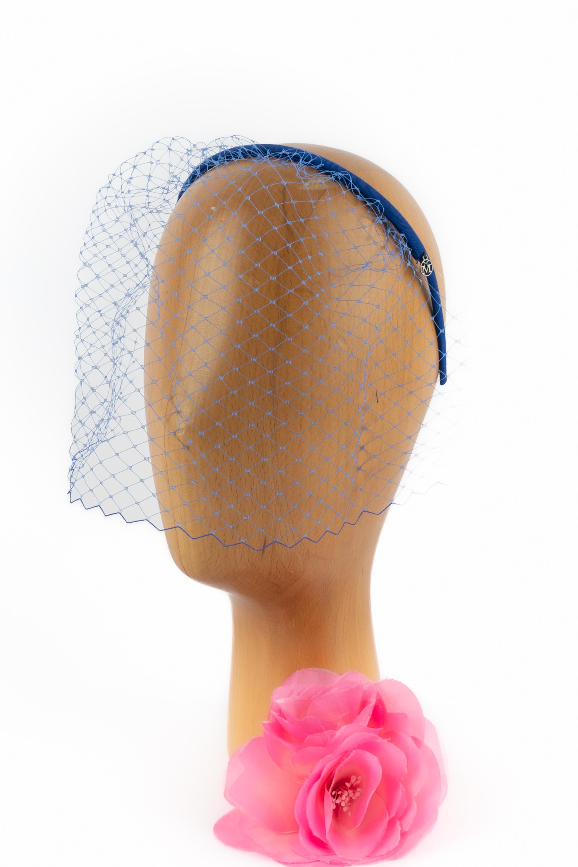 Maison Michel - Fascia blu ornata da un velo a rete blu.

Condizioni:
Ottime condizioni

Dimensioni:
Circonferenza della testa: 36 cm

SKU:CHP58