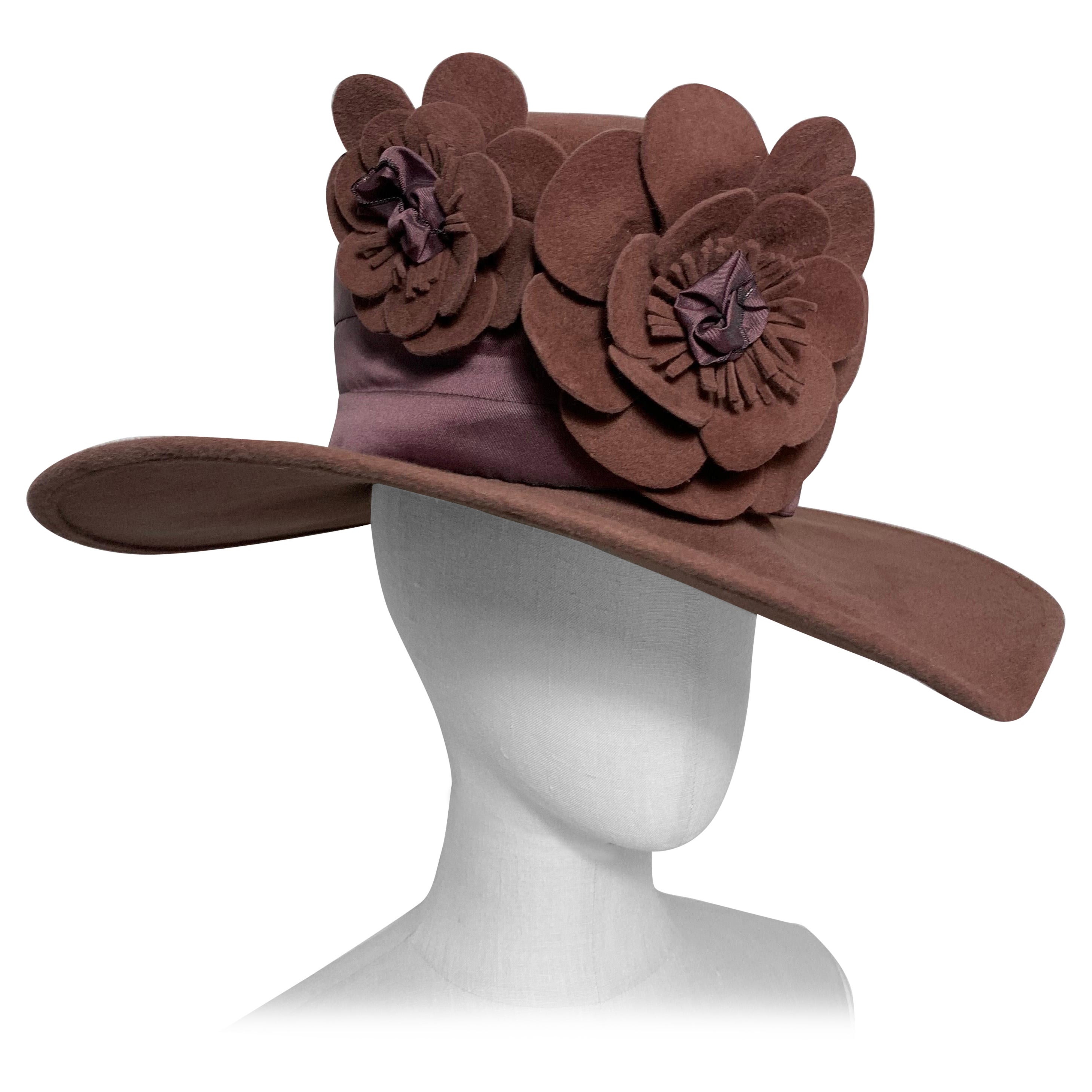 Maison Michel Chapeau haut en feutre de laine mauve avec bande de fleurs et rubans assortis en vente