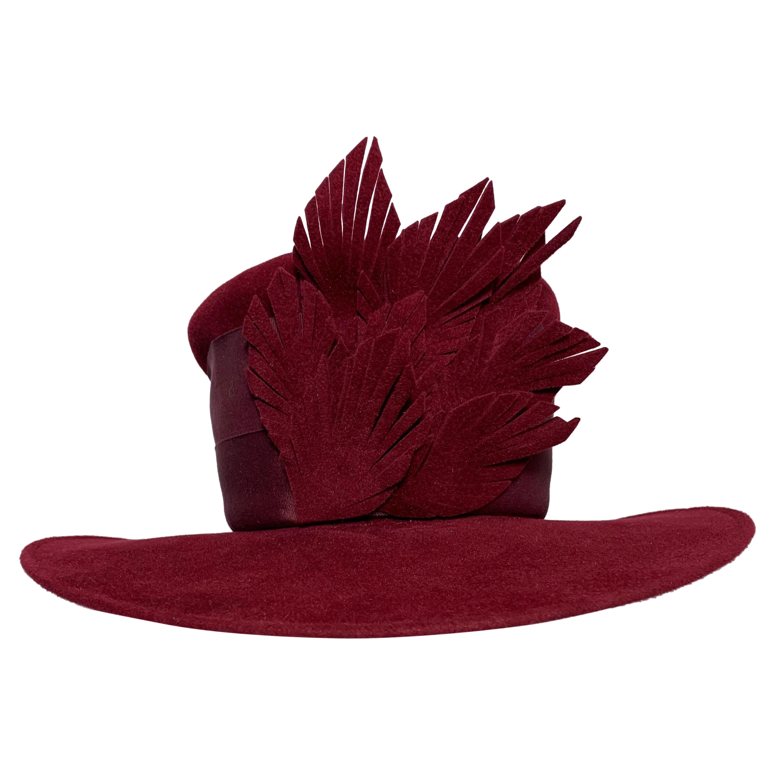 Sombrero de copa alto de fieltro granate de ala mediana Maison Michel con hojas y banda de Grosgrain