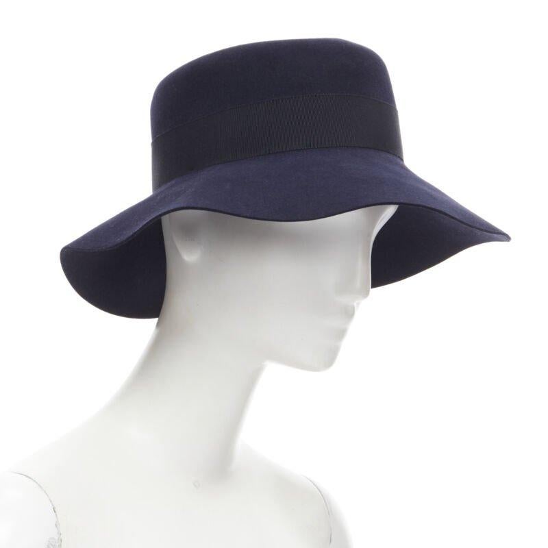 MAISON MICHEL navyblau schwarz grosgrain M Logo Detail Fedora Hut S 56cm (Grau) im Angebot