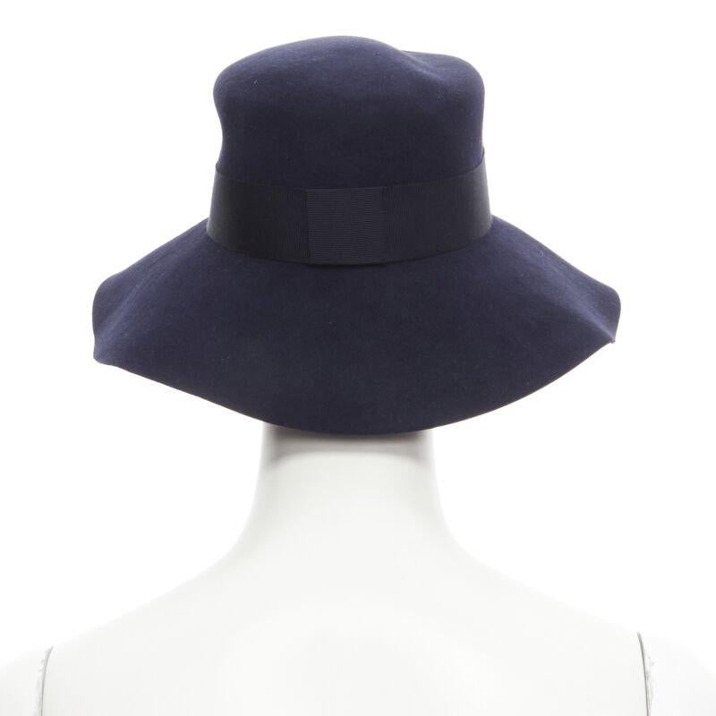 MAISON MICHEL navyblau schwarz grosgrain M Logo Detail Fedora Hut S 56cm Damen im Angebot