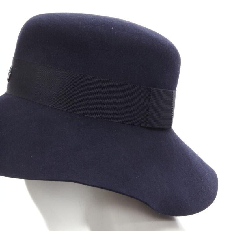 MAISON MICHEL navyblau schwarz grosgrain M Logo Detail Fedora Hut S 56cm im Angebot 1