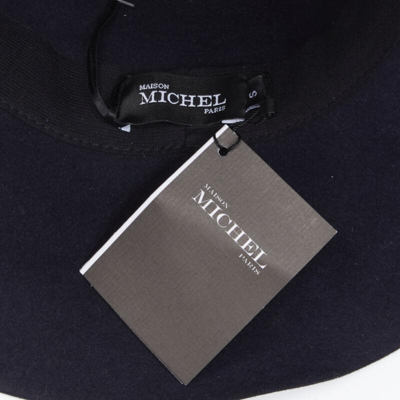 MAISON MICHEL navyblau schwarz grosgrain M Logo Detail Fedora Hut S 56cm im Angebot 2