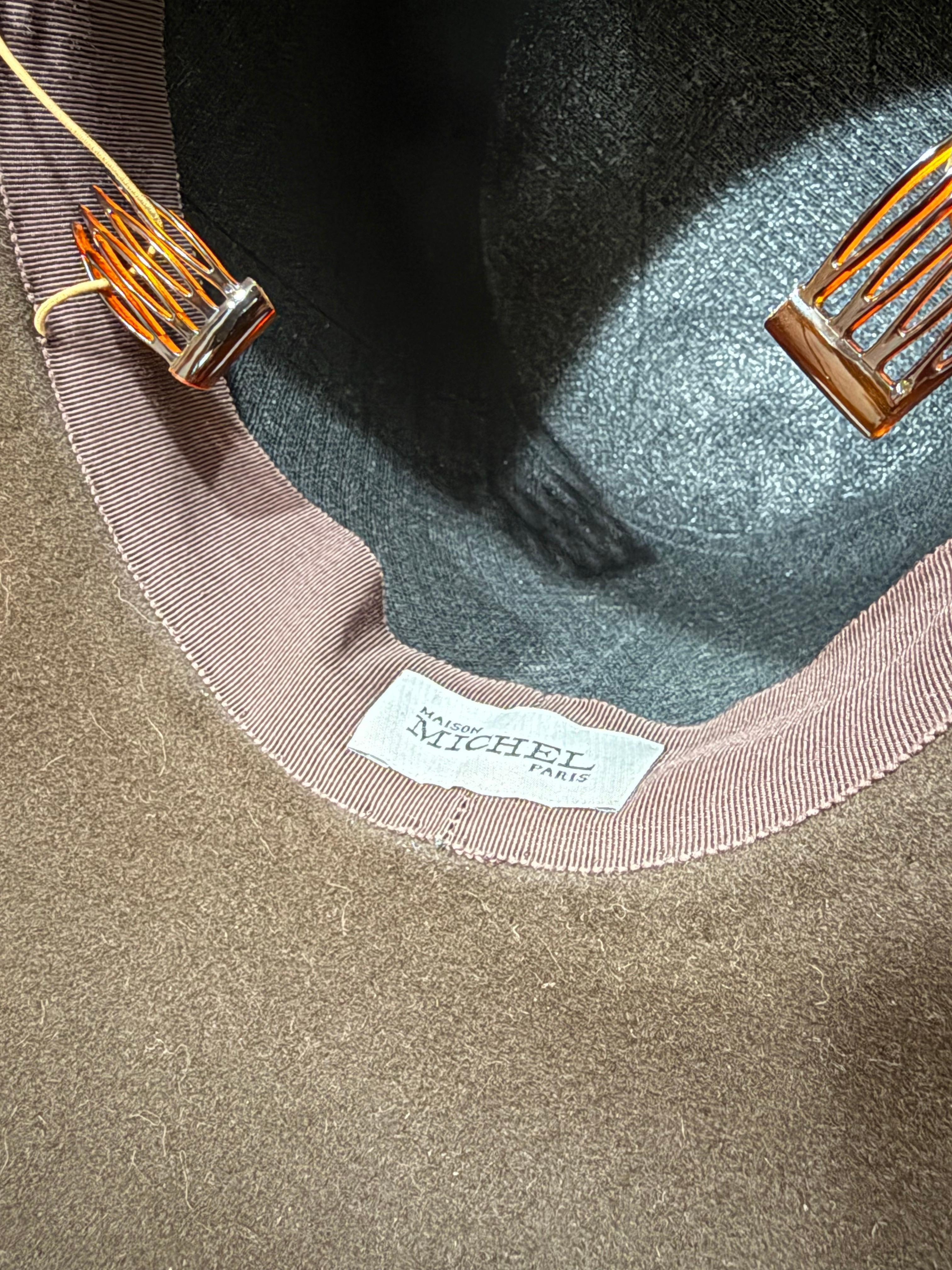 Maison Michel Paris Cappello Fedora in feltro di lana marrone cioccolato con camelie e piume in vendita 11