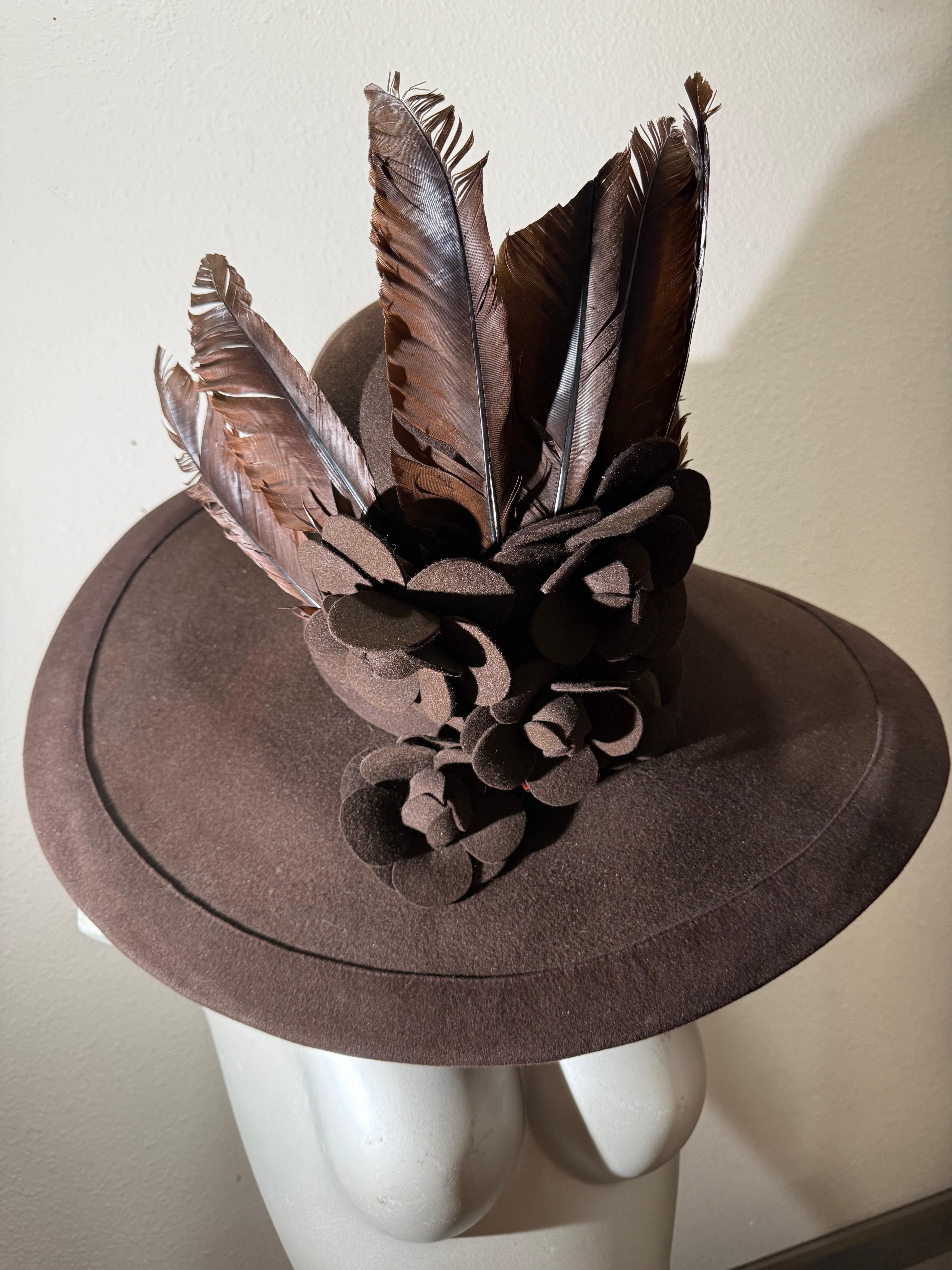 Maison Michel Paris Cappello Fedora in feltro di lana marrone cioccolato con camelie e piume In condizioni ottime in vendita a Gresham, OR