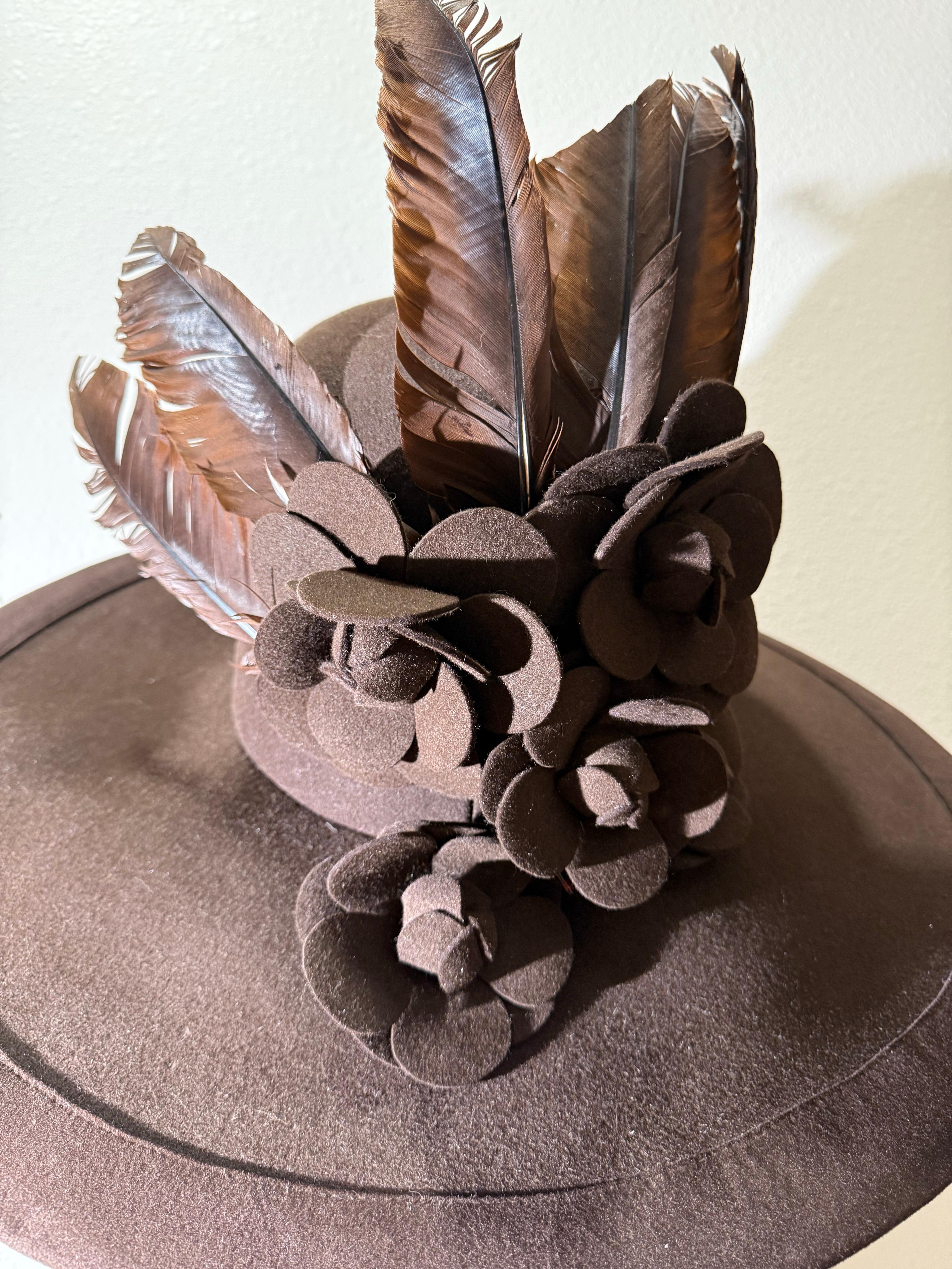 da uomo o donna Maison Michel Paris Cappello Fedora in feltro di lana marrone cioccolato con camelie e piume in vendita