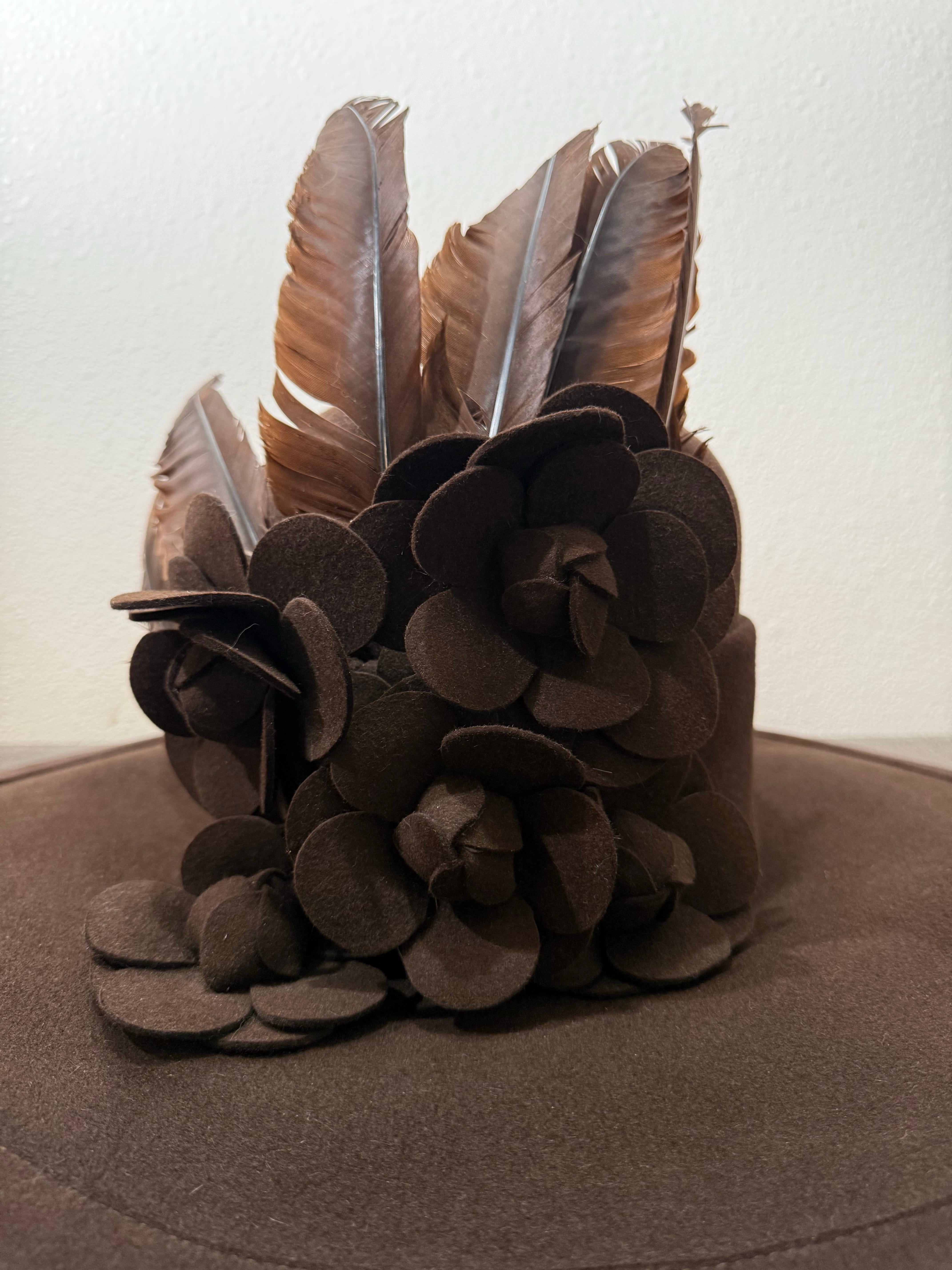 Maison Michel Paris Cappello Fedora in feltro di lana marrone cioccolato con camelie e piume in vendita 1