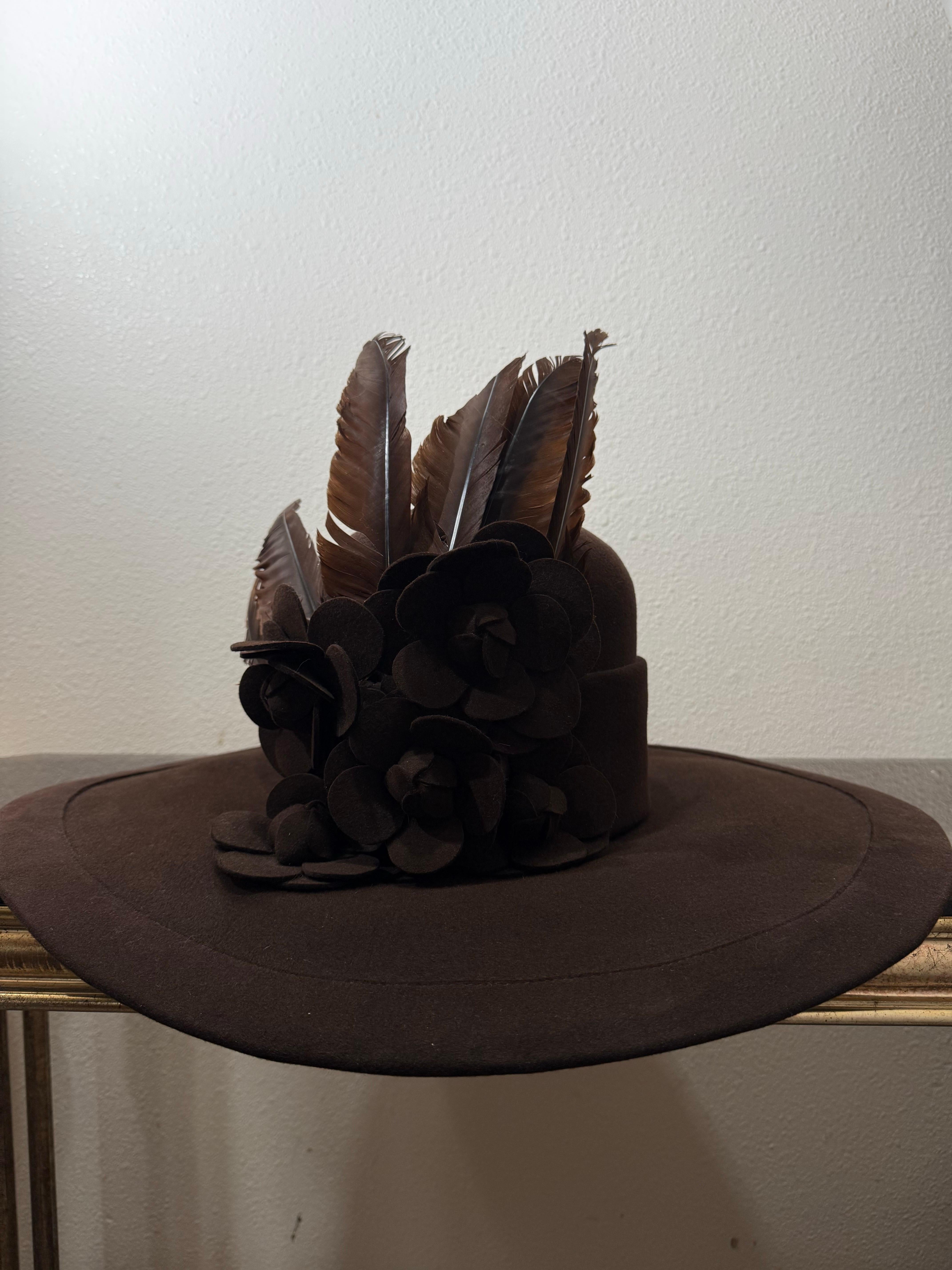 Maison Michel Paris Cappello Fedora in feltro di lana marrone cioccolato con camelie e piume in vendita 2