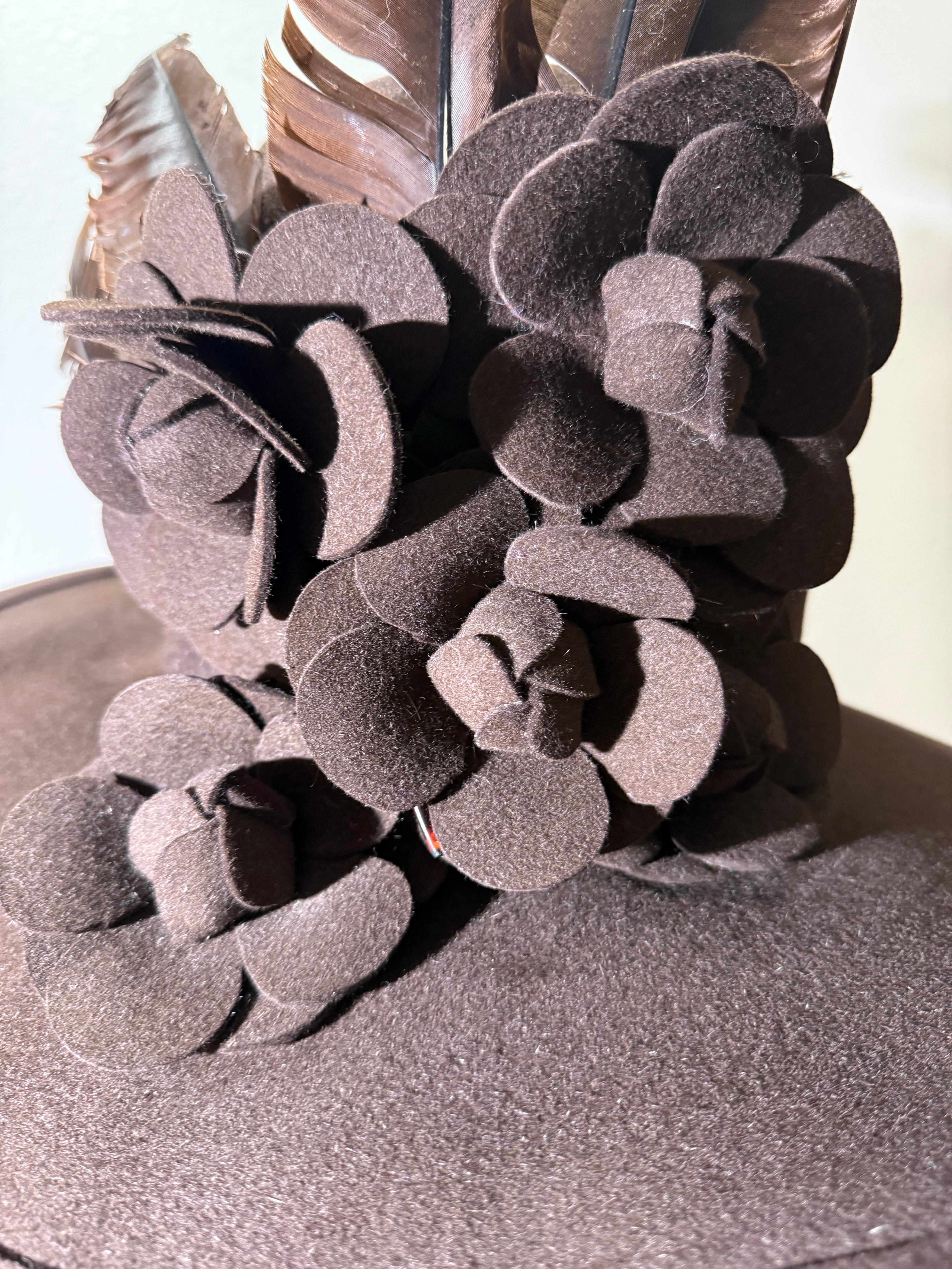Maison Michel Paris Cappello Fedora in feltro di lana marrone cioccolato con camelie e piume in vendita 4