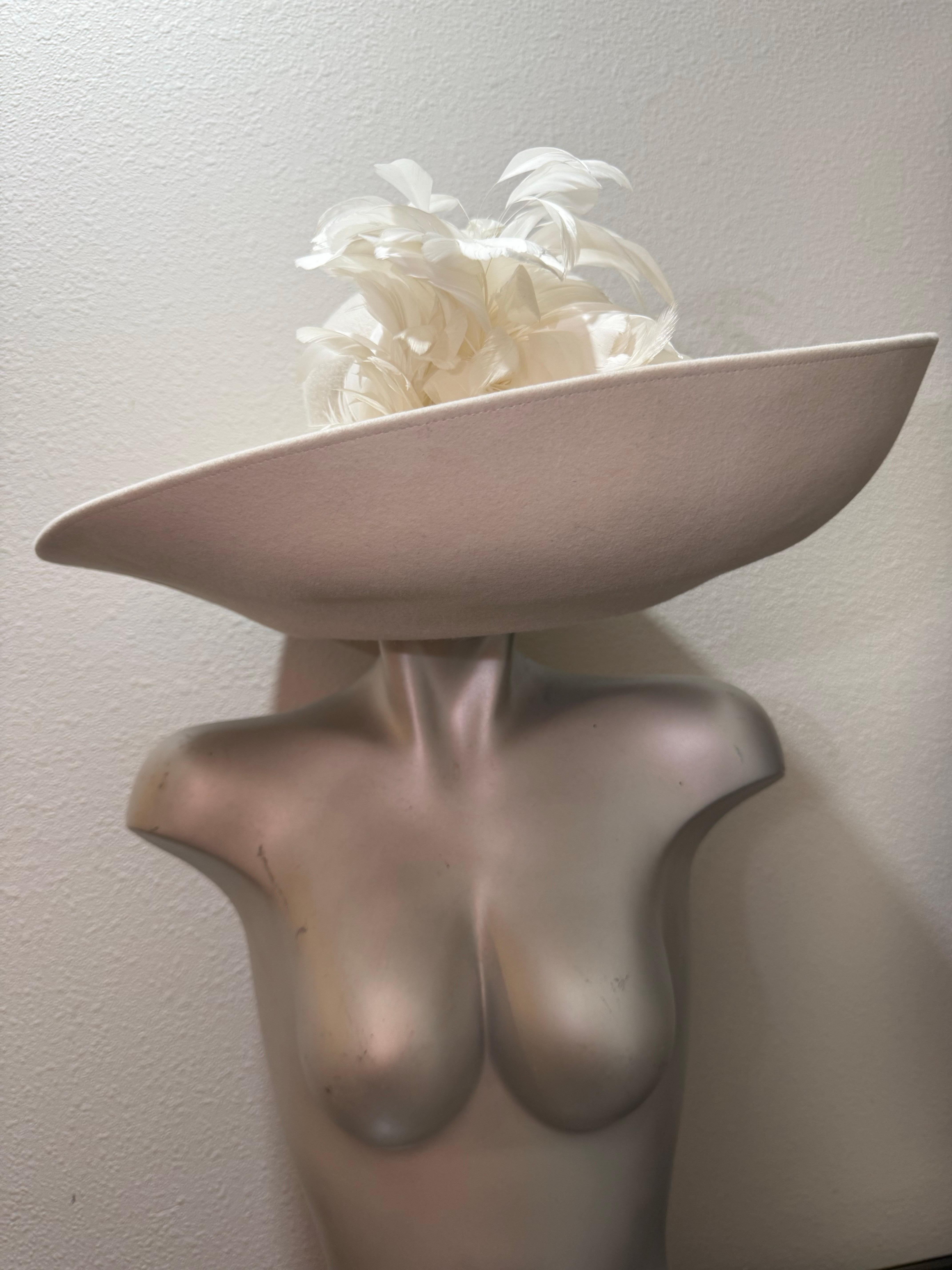 Maison Michel-Paris Cappello invernale in feltro bianco con tesa aperta e splendido fiore di piuma in vendita 5