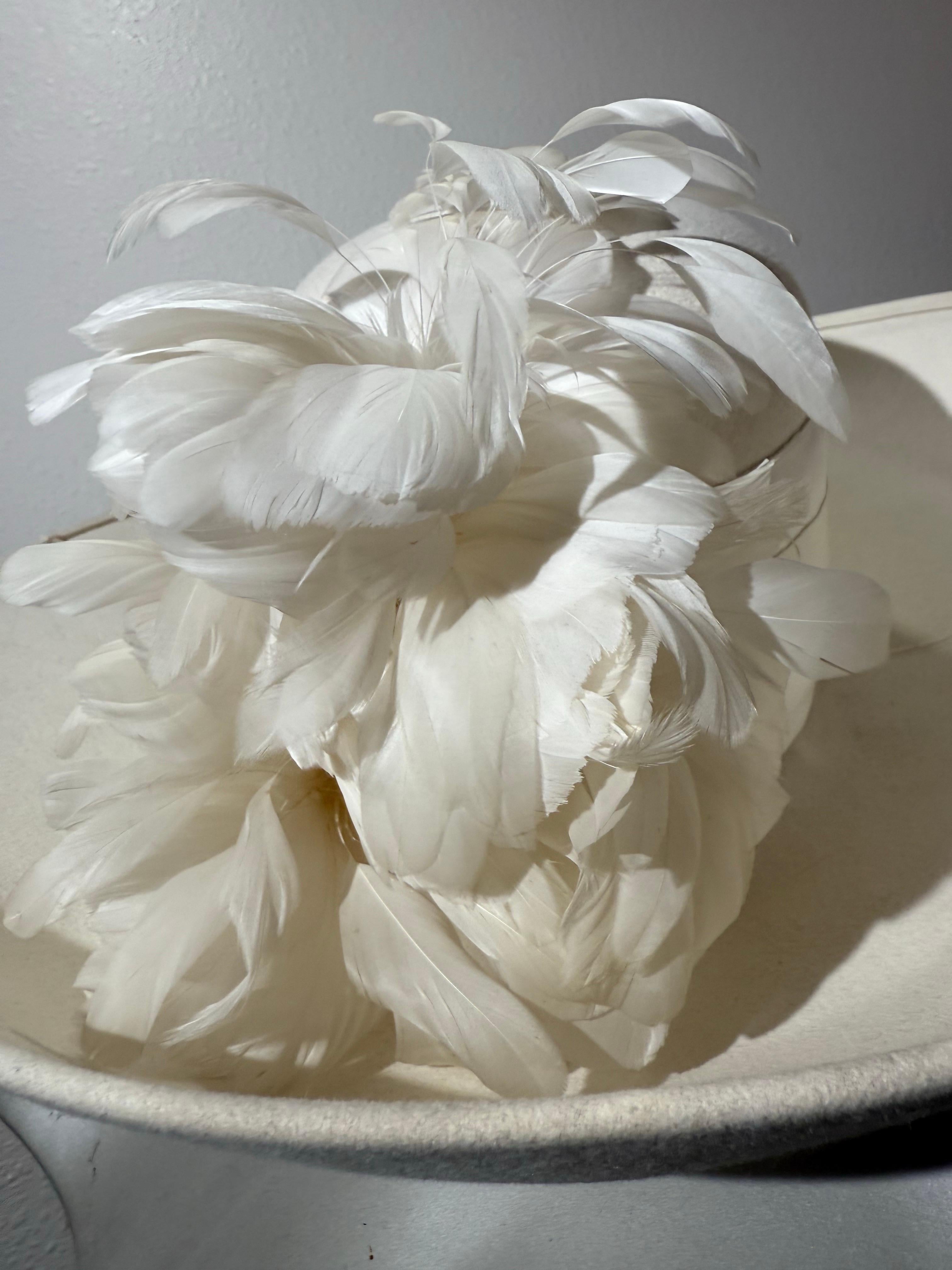 Maison Michel-Paris Cappello invernale in feltro bianco con tesa aperta e splendido fiore di piuma in vendita 6