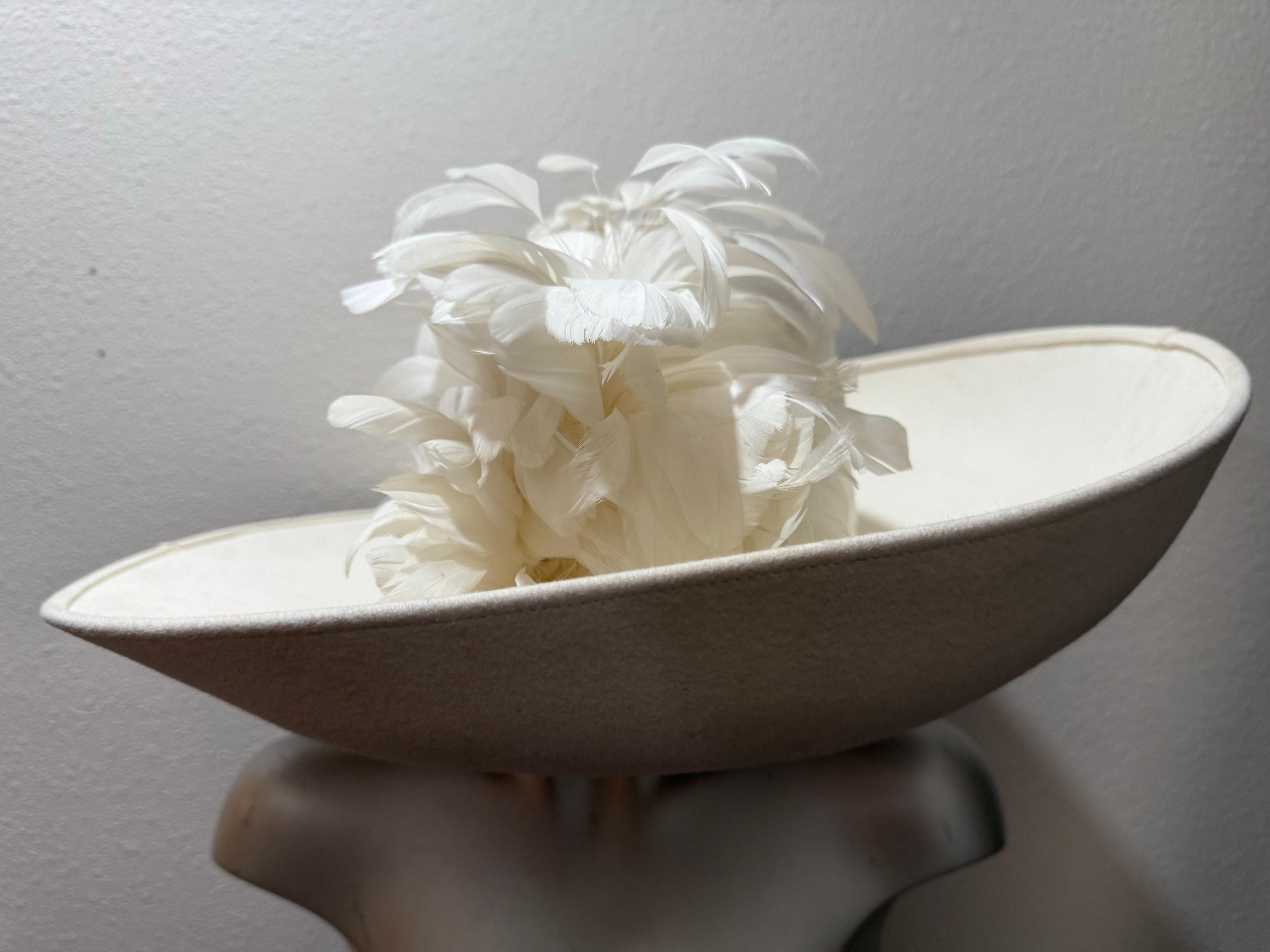 Maison Michel-Paris Cappello invernale in feltro bianco con tesa aperta e splendido fiore di piuma in vendita 7