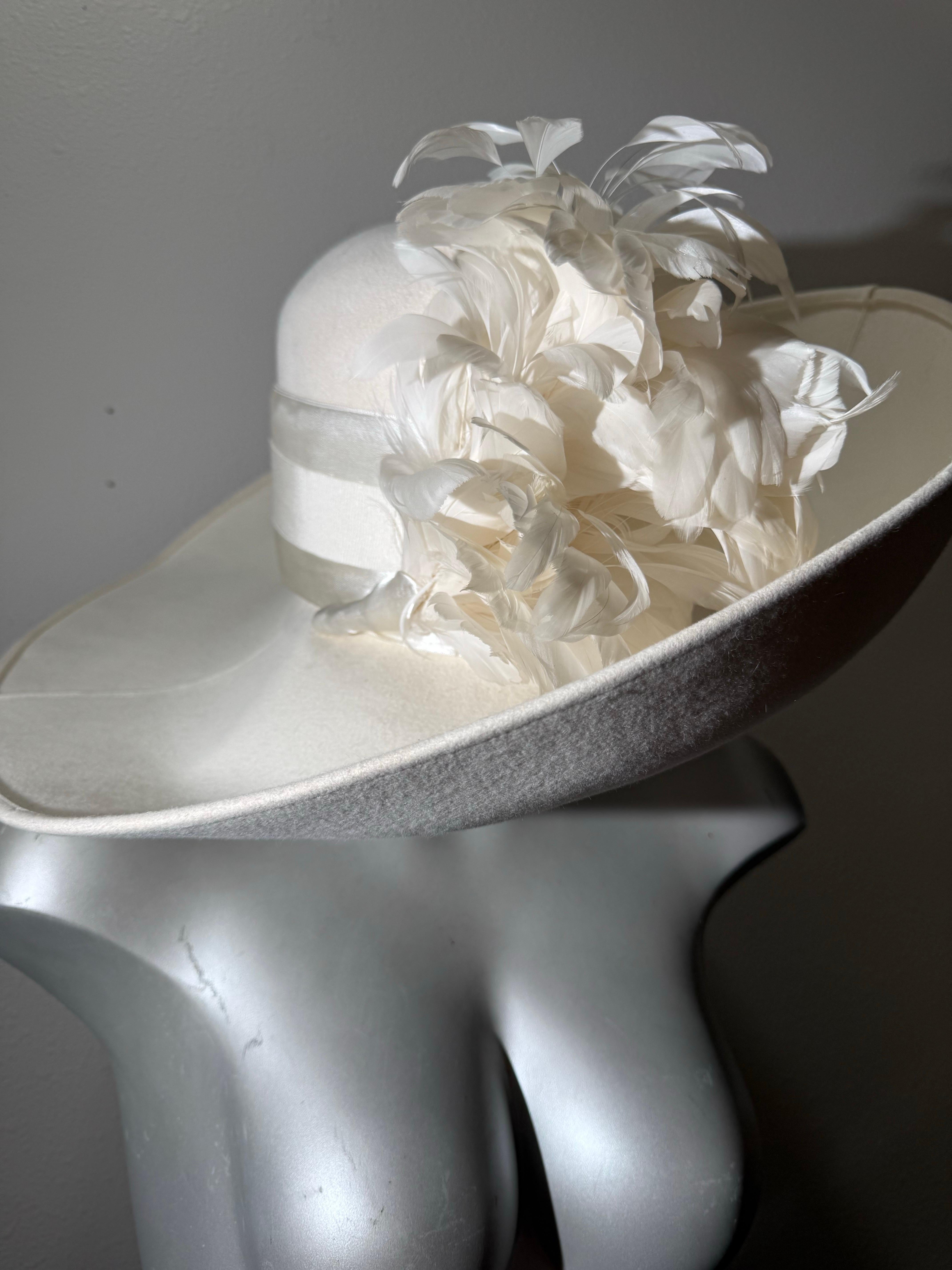 Maison Michel-Paris Cappello invernale in feltro bianco con tesa aperta e splendido fiore di piuma in vendita 8