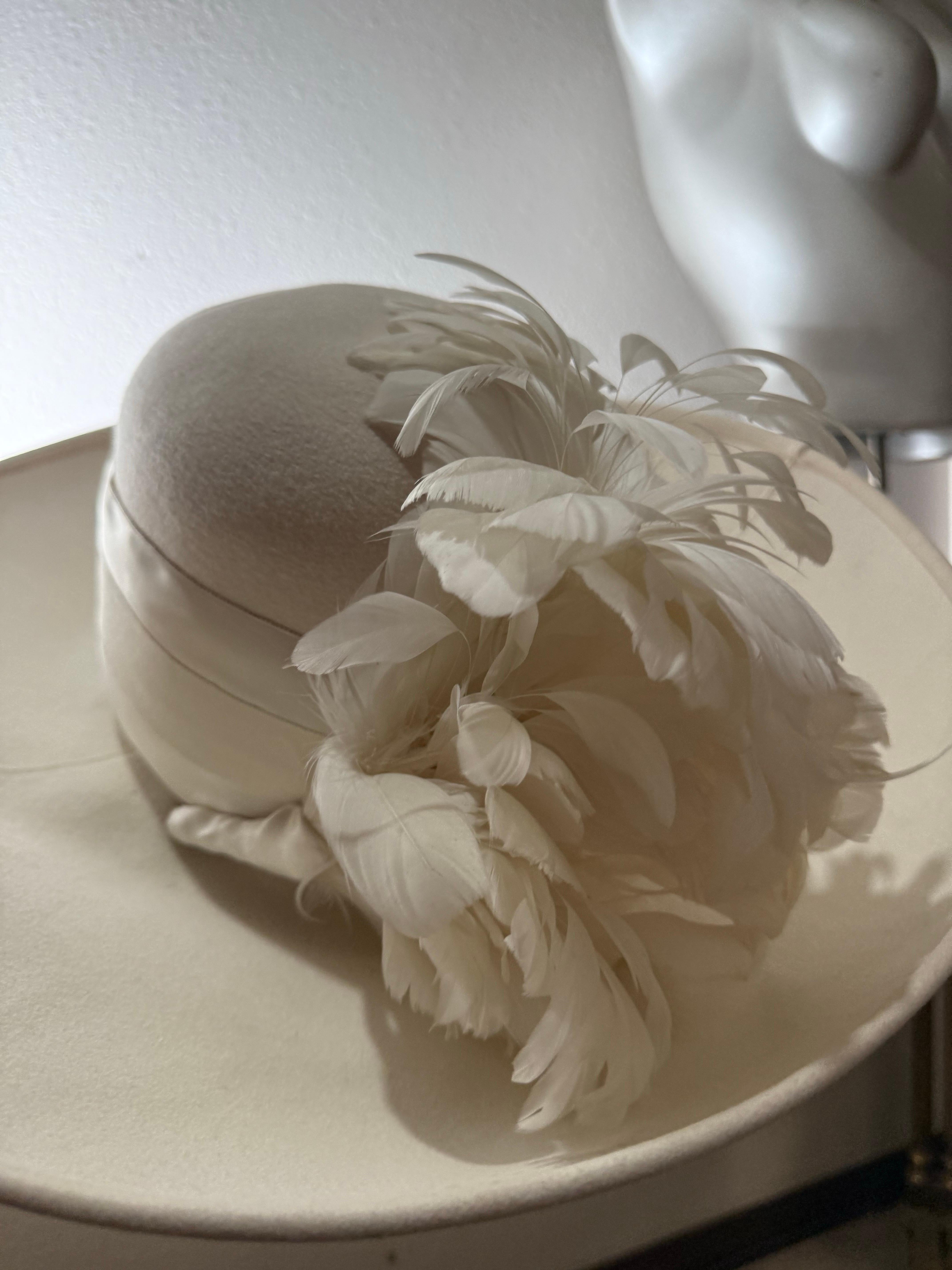 Maison Michel-Paris Cappello invernale in feltro bianco con tesa aperta e splendido fiore di piuma in vendita 9