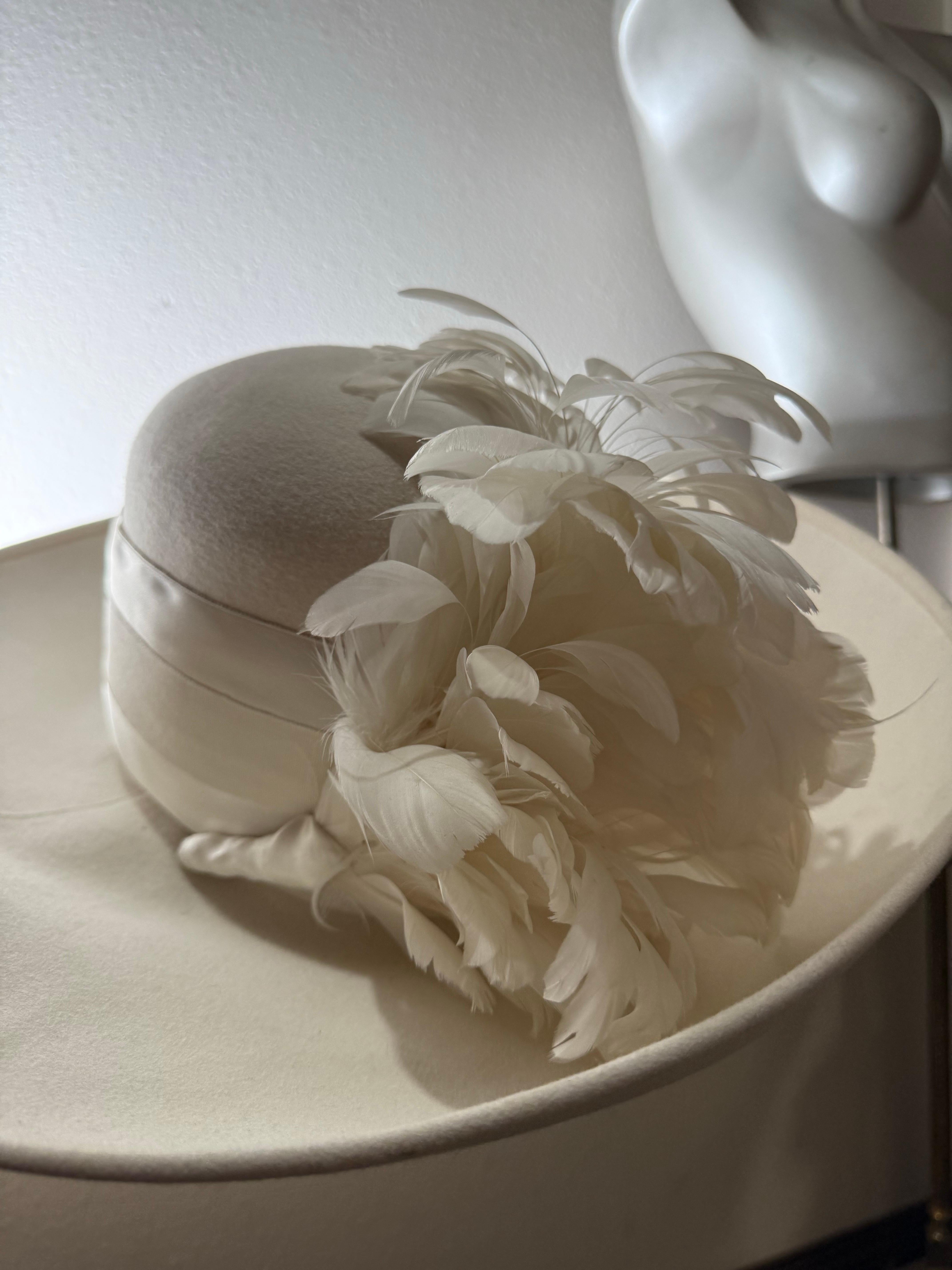 Maison Michel-Paris Cappello invernale in feltro bianco con tesa aperta e splendido fiore di piuma in vendita 10