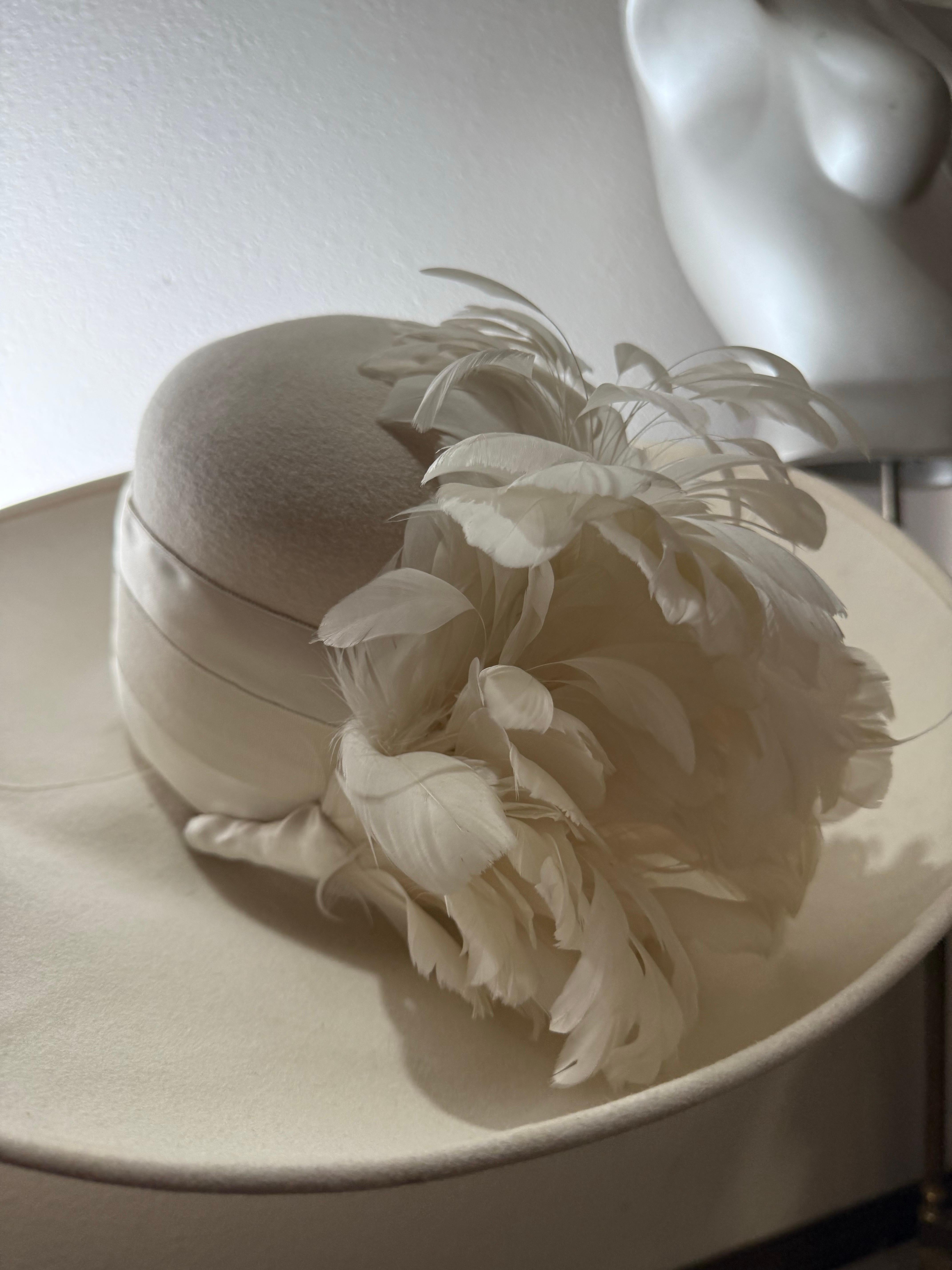 Maison Michel-Paris Cappello invernale in feltro bianco con tesa aperta e splendido fiore di piuma in vendita 11